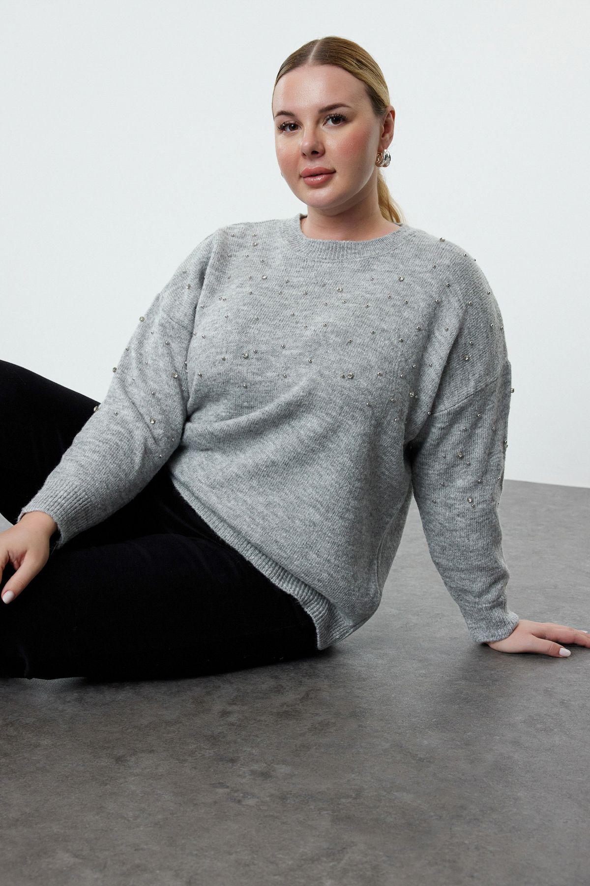 Trendyol Curve Sweter Z Dzianiny W Szarym Kolorze Z Okrągłym Dekoltem - Kobieta - 2XL