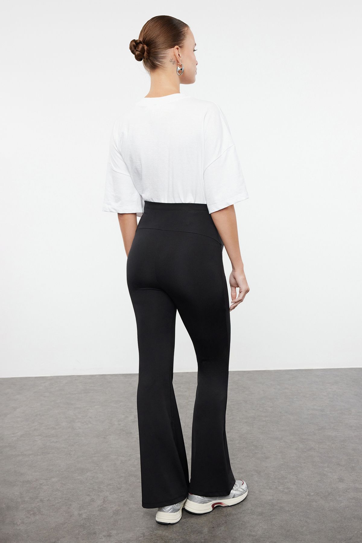 Trendyol Curve-Schwarze Umstands-Leggings mit hoher Taille und verstellbarem Bauchpaneel in Übergröße – TBBAW25BV00001 5