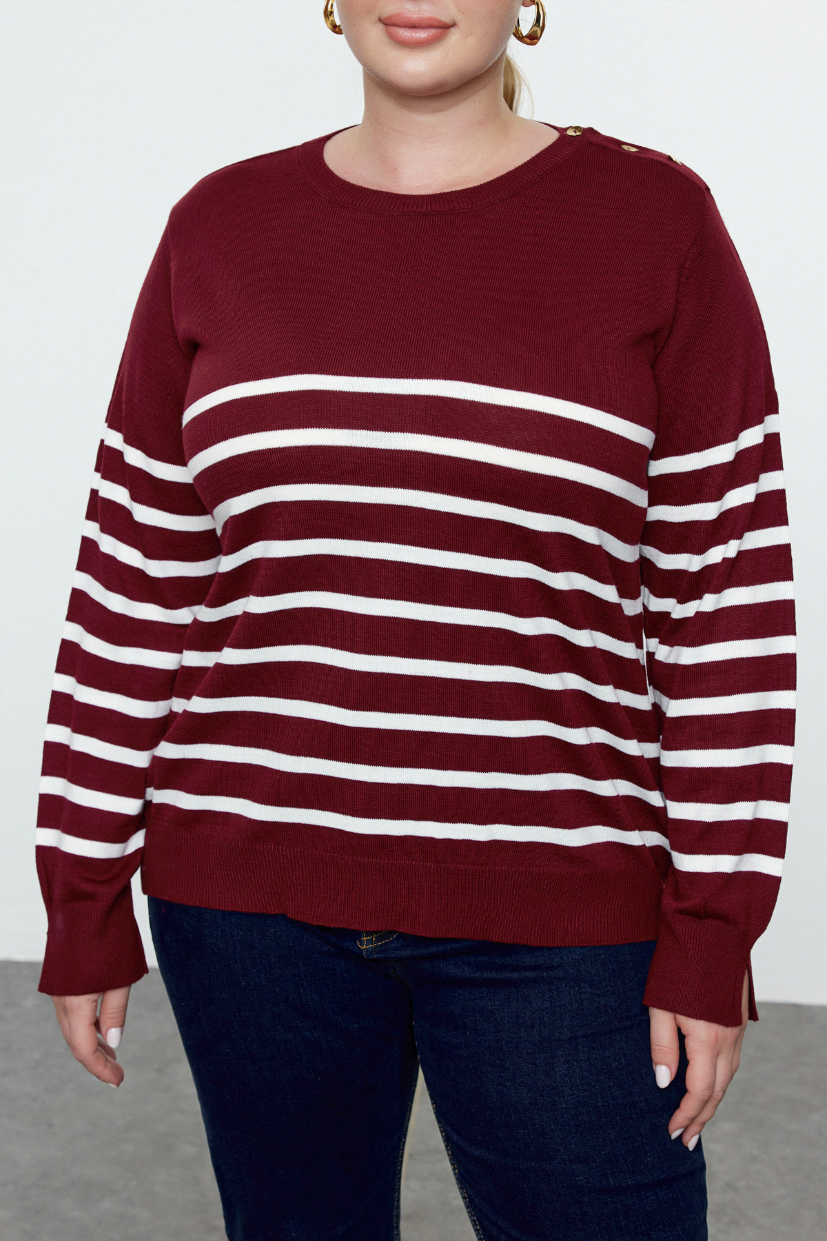 Trendyol Curve Burgunderroter gestreifter Strickpullover mit Rundhalsausschnitt TBBAW23AN00119