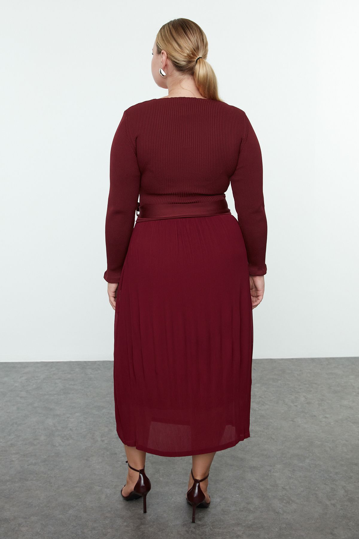 Trendyol Curve-Burgunderrotes Midi-Strickkleid mit Faltenrock - TBBAW25AH00033 5