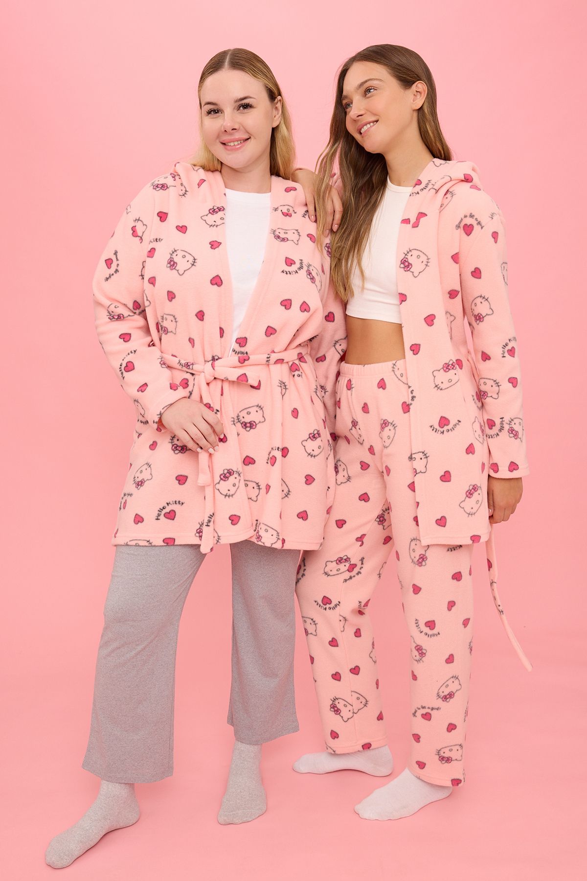Trendyol Curve Hello Kitty Pink Fleece Gestrickter Morgenmantel – Lizenziert, Mit Kapuze für Damen - 5XL