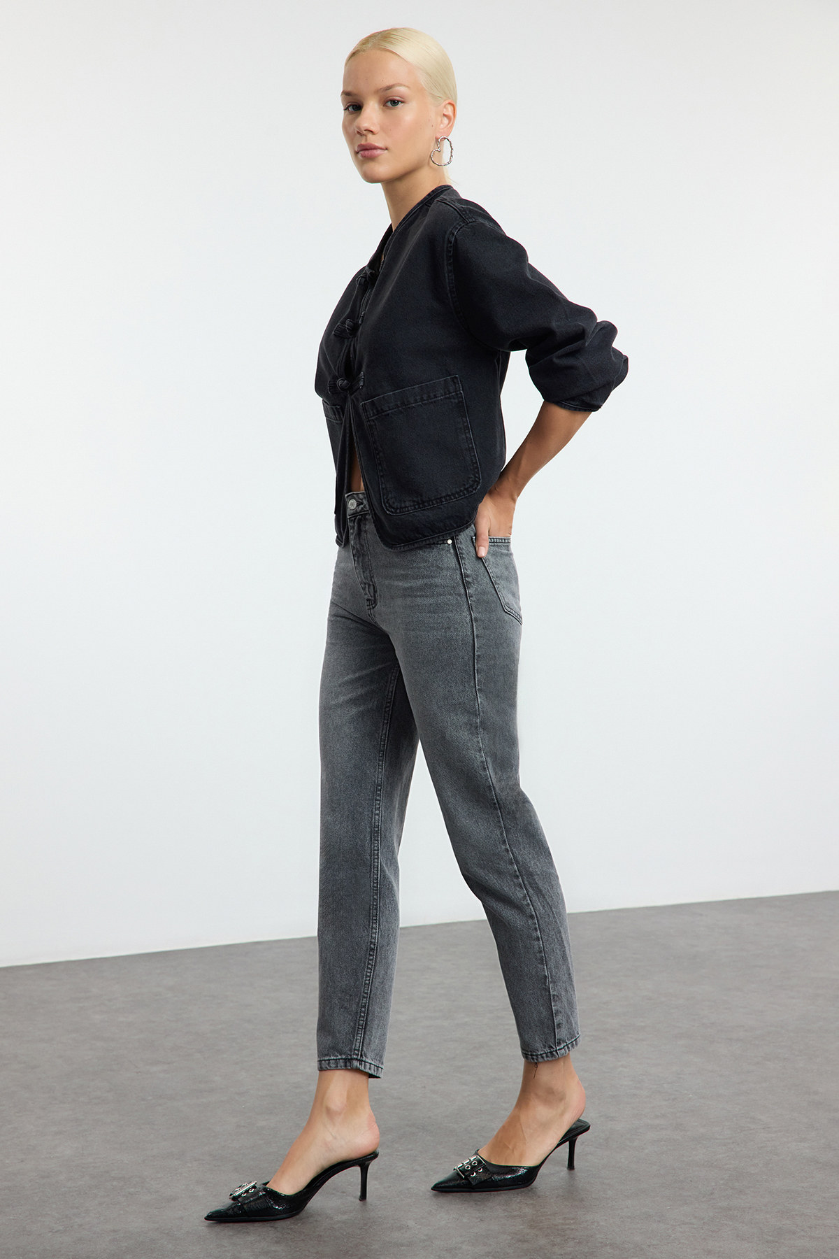 Trendyolmilla  Siyah Yüksek Bel Mom Jeans TWOSS21JE0016 - Görsel 2