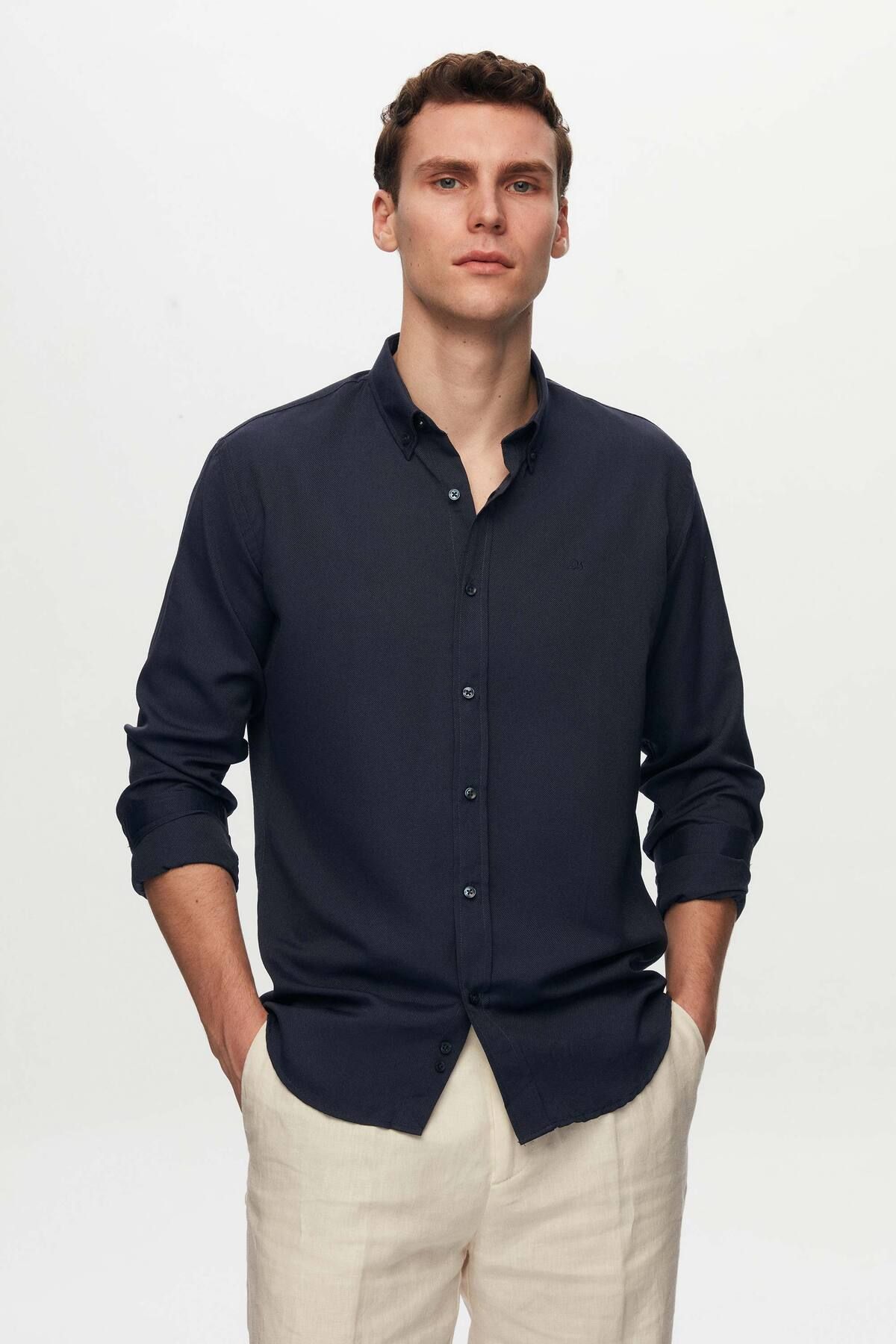 cest une chemise en coton avec des boutons doxford facile à repasser
