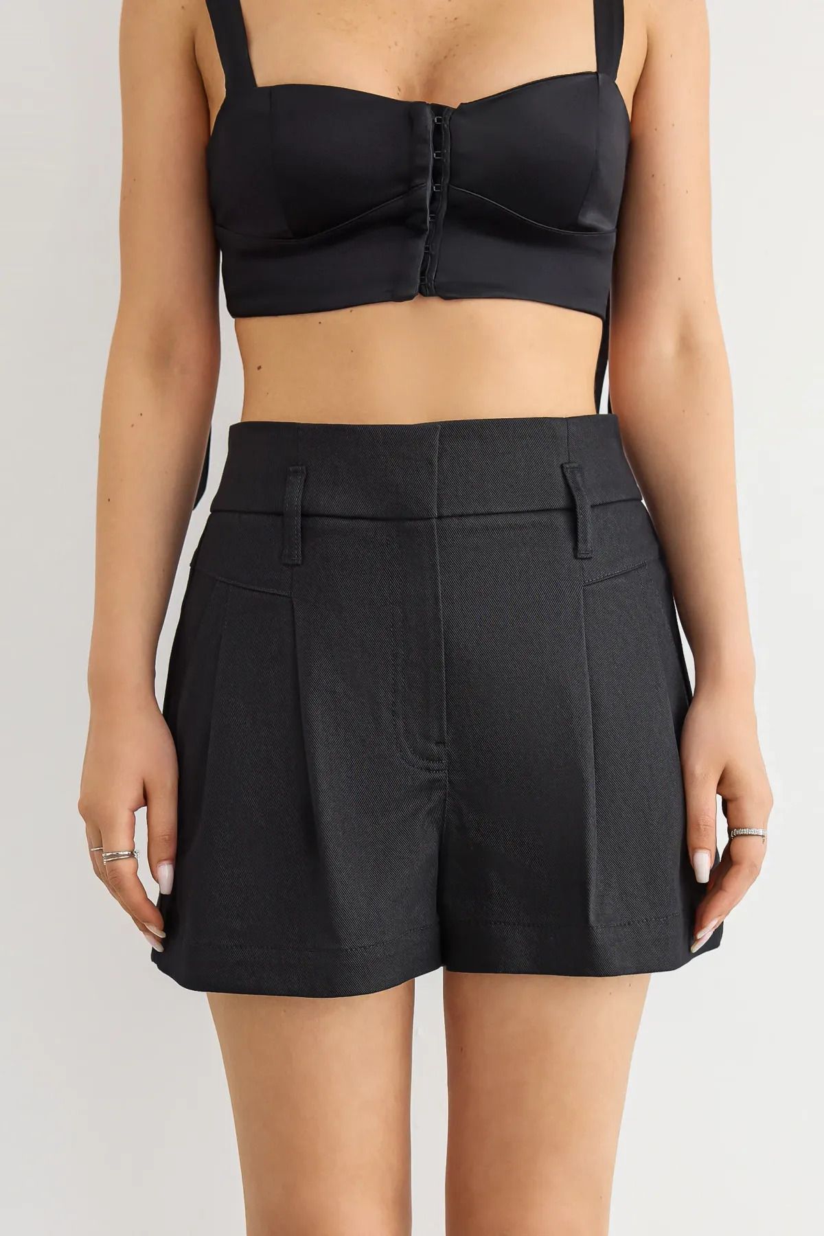 Hiccup-Pleated High Waist Shorts 2