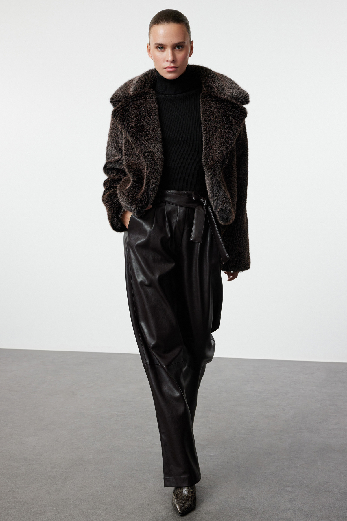 Trendyol Collection Sötétbarna, normál szabású bunda TWOAW25MO00158