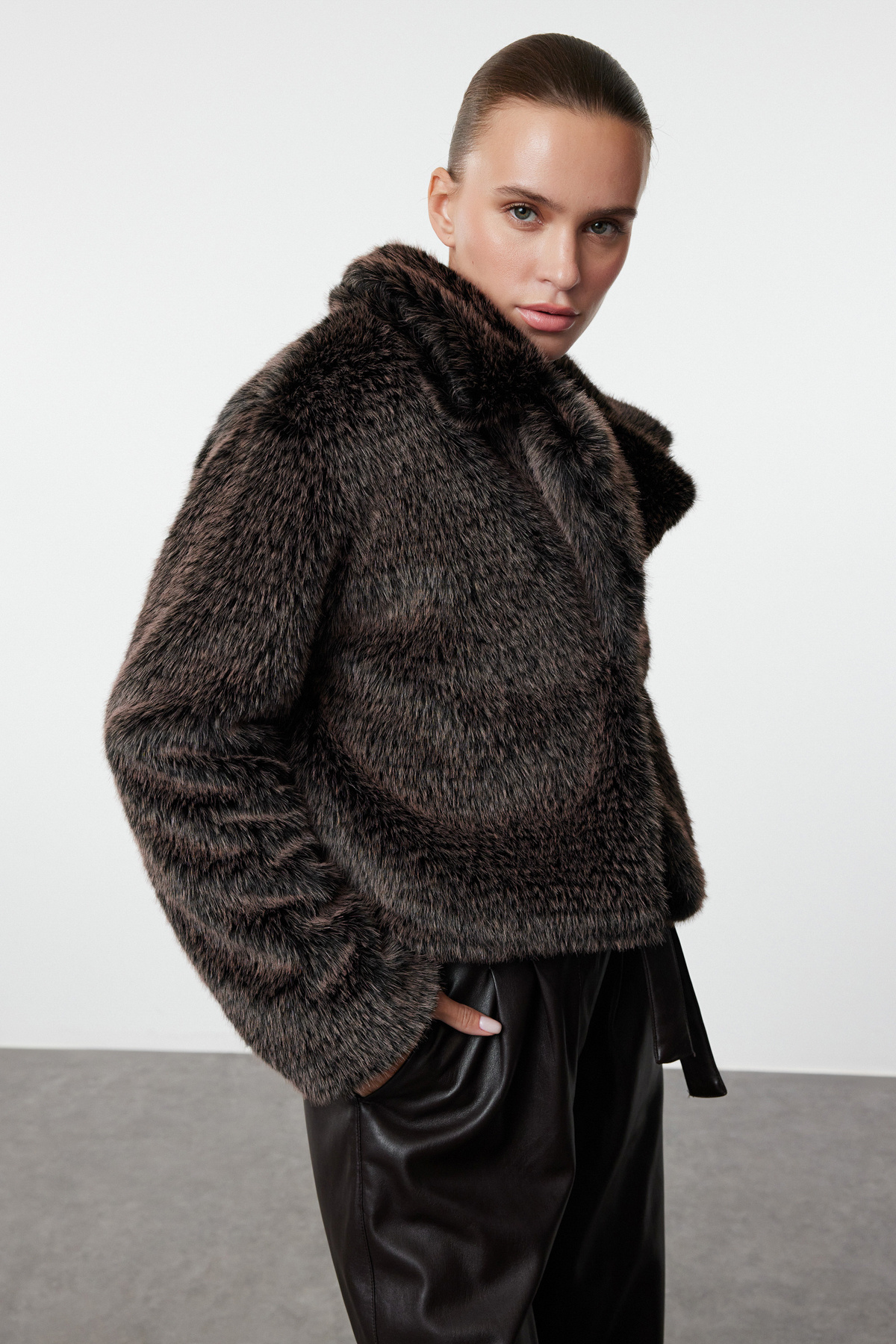 Trendyol Collection Sötétbarna, normál szabású bunda TWOAW25MO00158