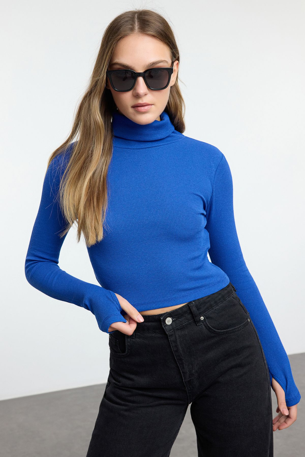 Trendyol Collection Bluzka Z Dzianiny Saks Z Golfem - Detale Na Palce, Prążkowana I Elastyczna Twoaw21bz0071 Kobieta - M