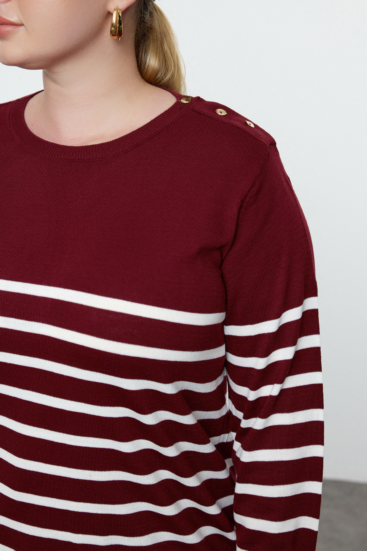 Trendyol Curve Burgunderroter gestreifter Strickpullover mit Rundhalsausschnitt TBBAW23AN00119