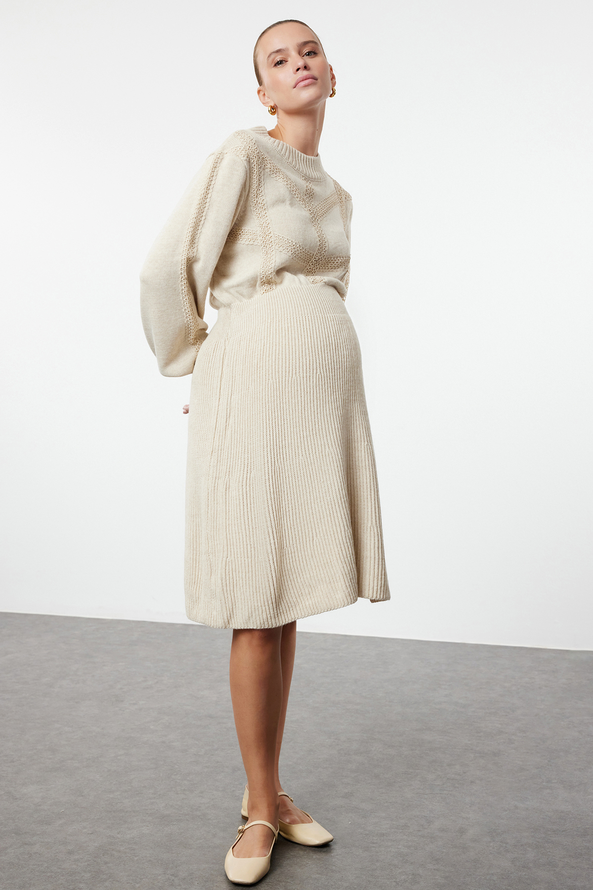 Trendyol Collection Beżowa dzianinowa, szczegółowa, prążkowana sukienka w dużych rozmiarach i ciążowa Tbbaw24Ah00018