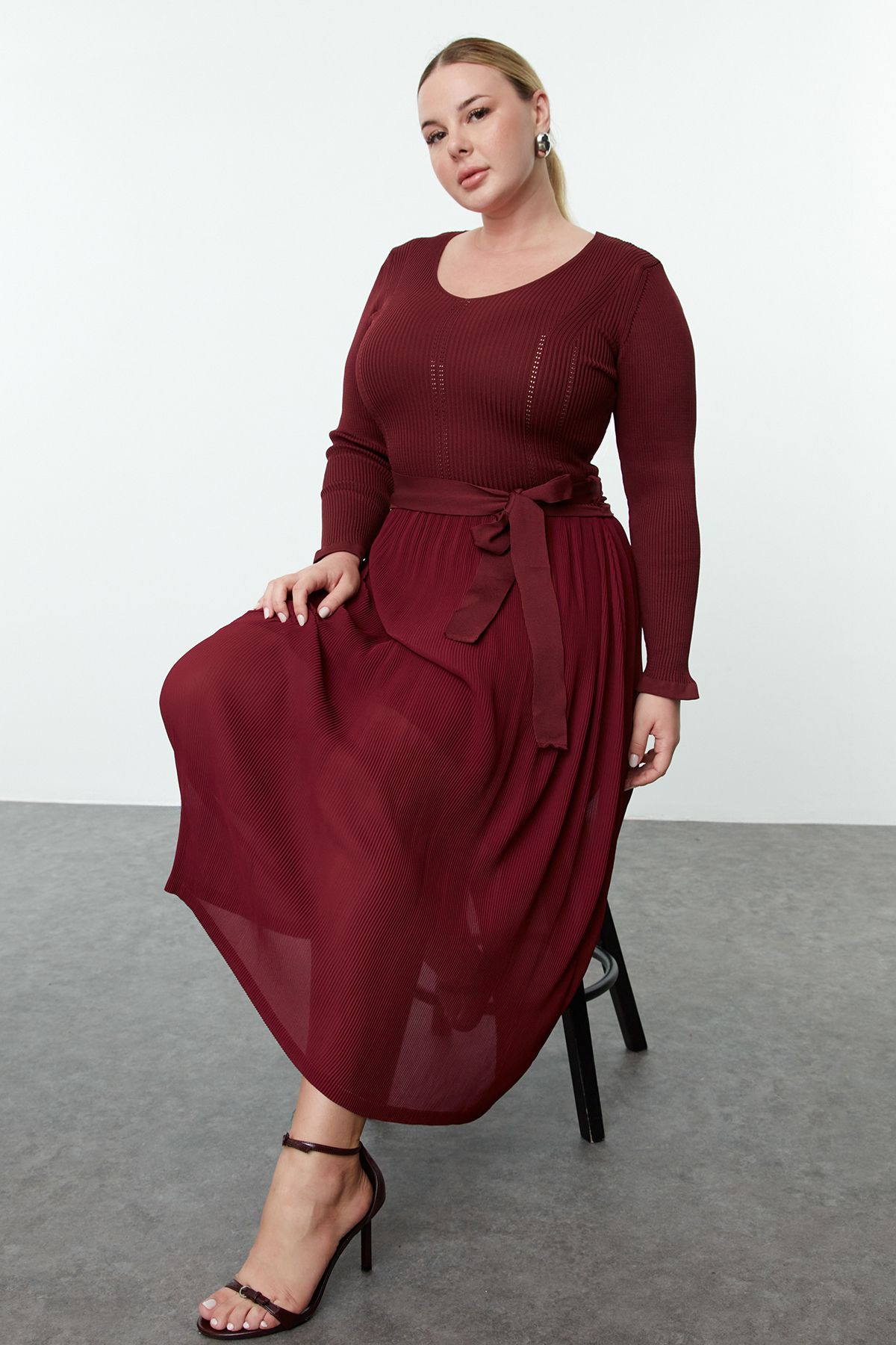 Trendyol Curve-Burgunderrotes Midi-Strickkleid mit Faltenrock - TBBAW25AH00033 2