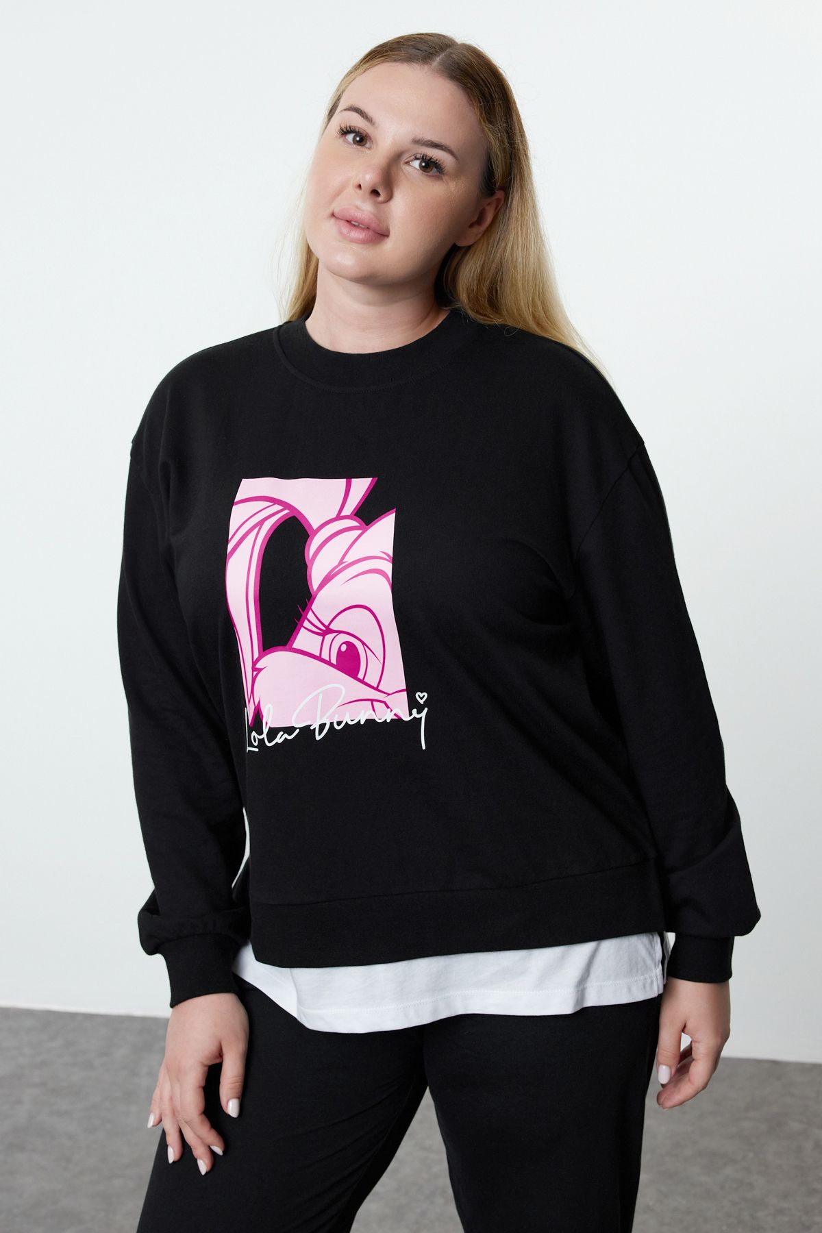 Trendyol Curve Lola Bunny Czarna Dzianinowa - Duży Rozmiar Bluza Tbbaw25ao00016 Kobieta - 4XL