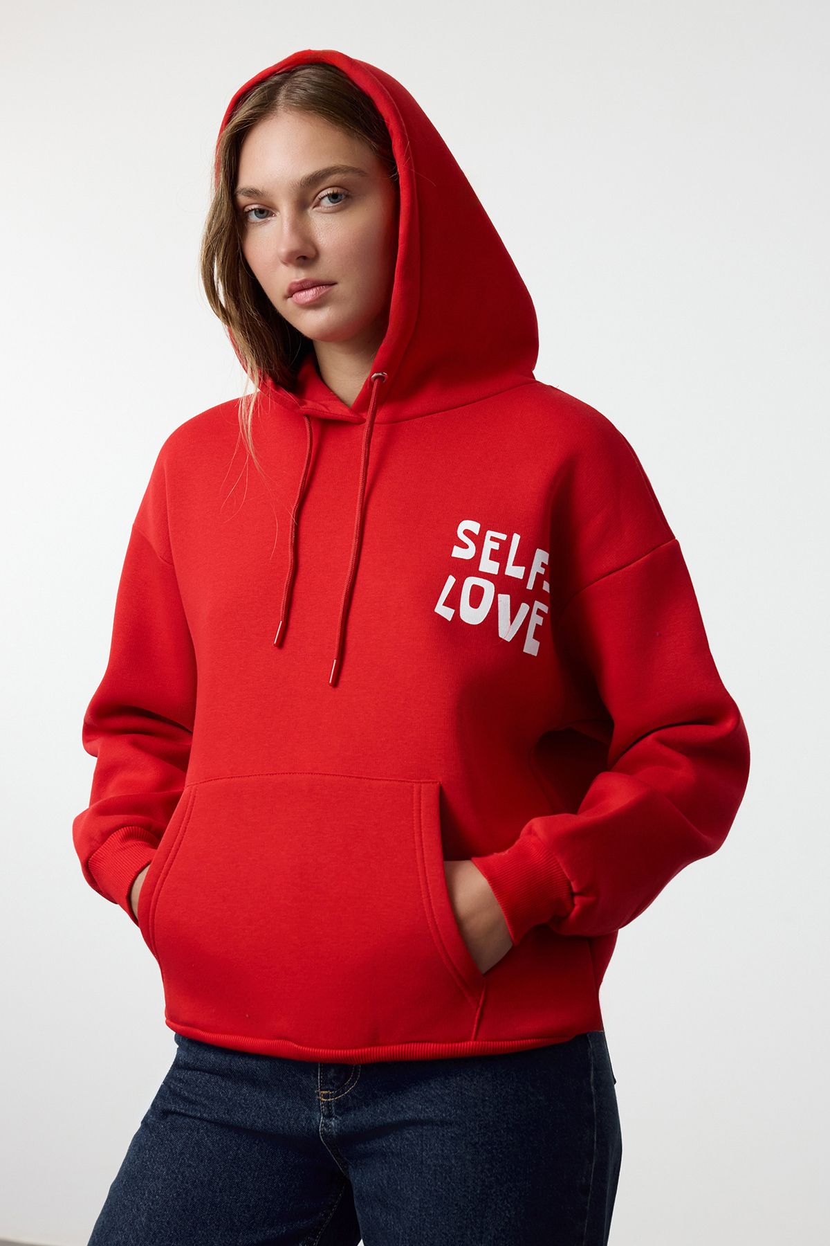 Trendyol Collection-Rotes Fleece-Sweatshirt in Übergröße, gestrickt – detaillierter Aufdruck auf der Rückseite Twoaw22Sw0687 5