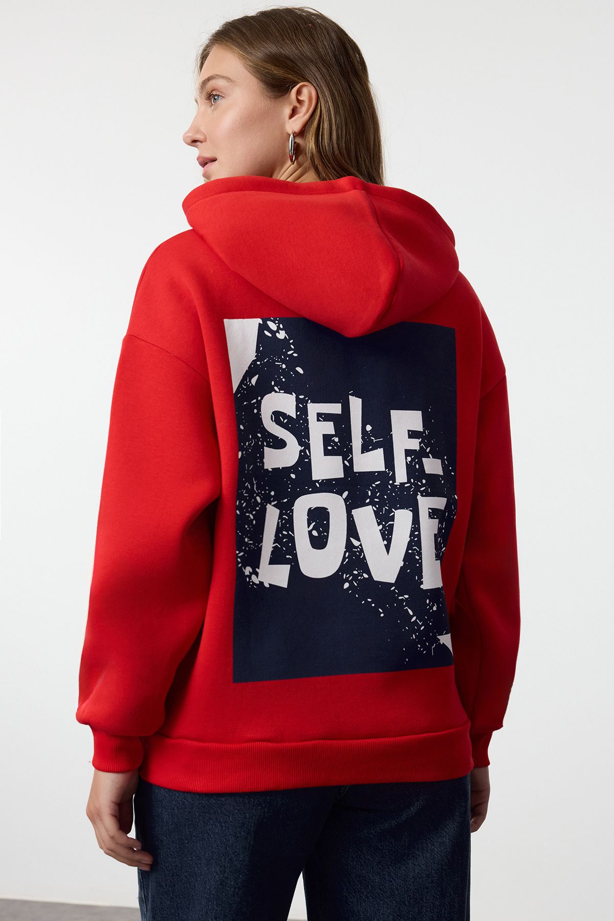 Trendyol Collection-Rotes Fleece-Sweatshirt in Übergröße, gestrickt – detaillierter Aufdruck auf der Rückseite Twoaw22Sw0687 4