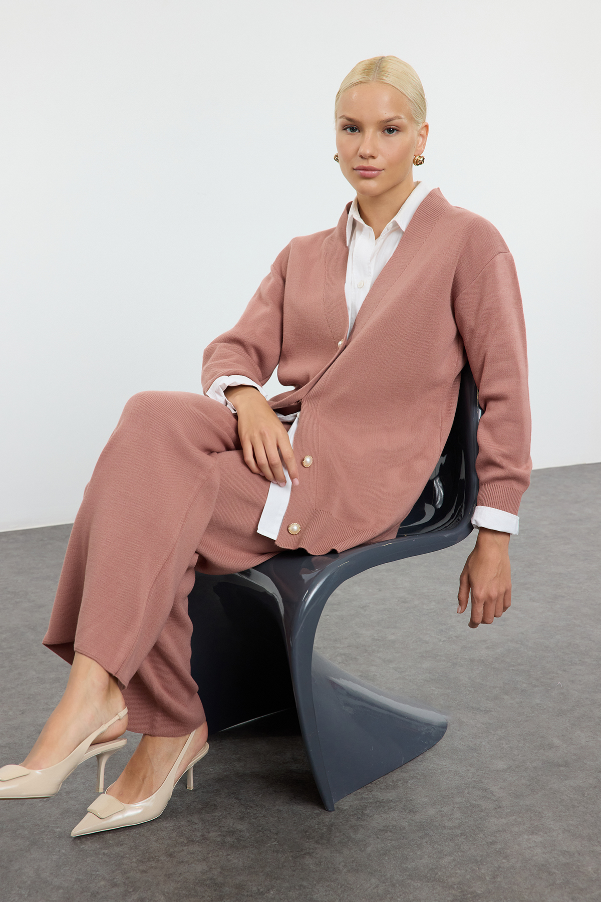 Trendyol Modest Set aus Strickjacke und Hose in Dried Rose – Perlenknopf TCTA...