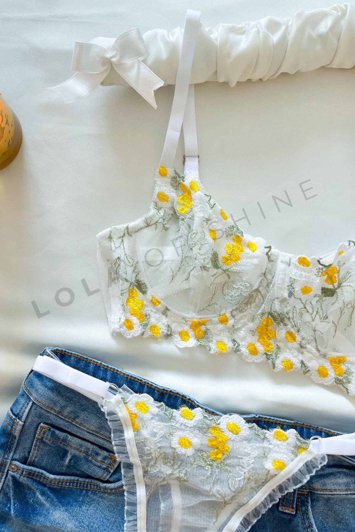 Lola Of Shine-طقم حمالة صدر ولباس داخلي أبيض بنمط ديزي - مجموعة Island Lovelace 2