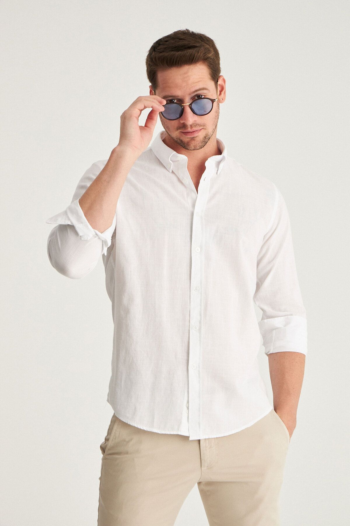 cest une chemise en lin 100 en coton avec un bouton blanc de slim fit