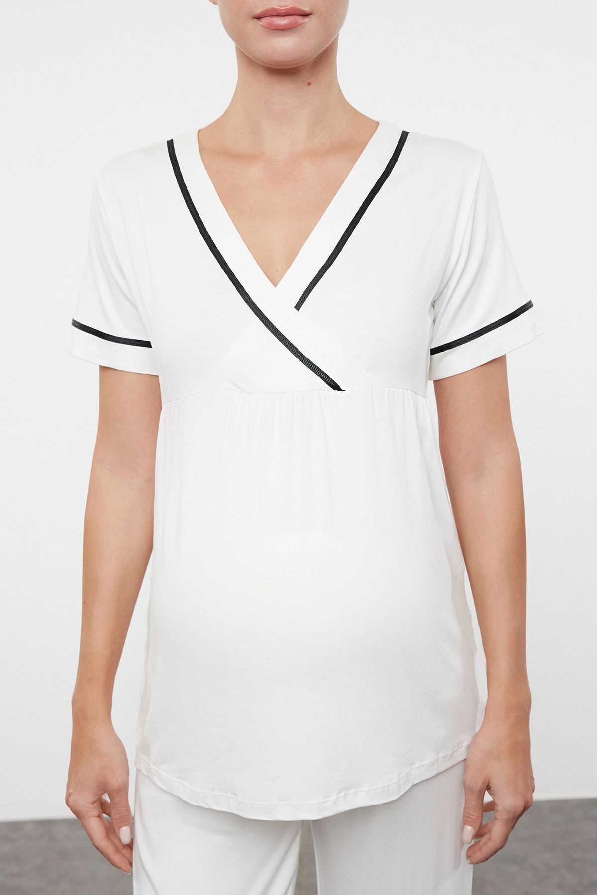 trendyol-curve-womens-ecru-straight-short-cas