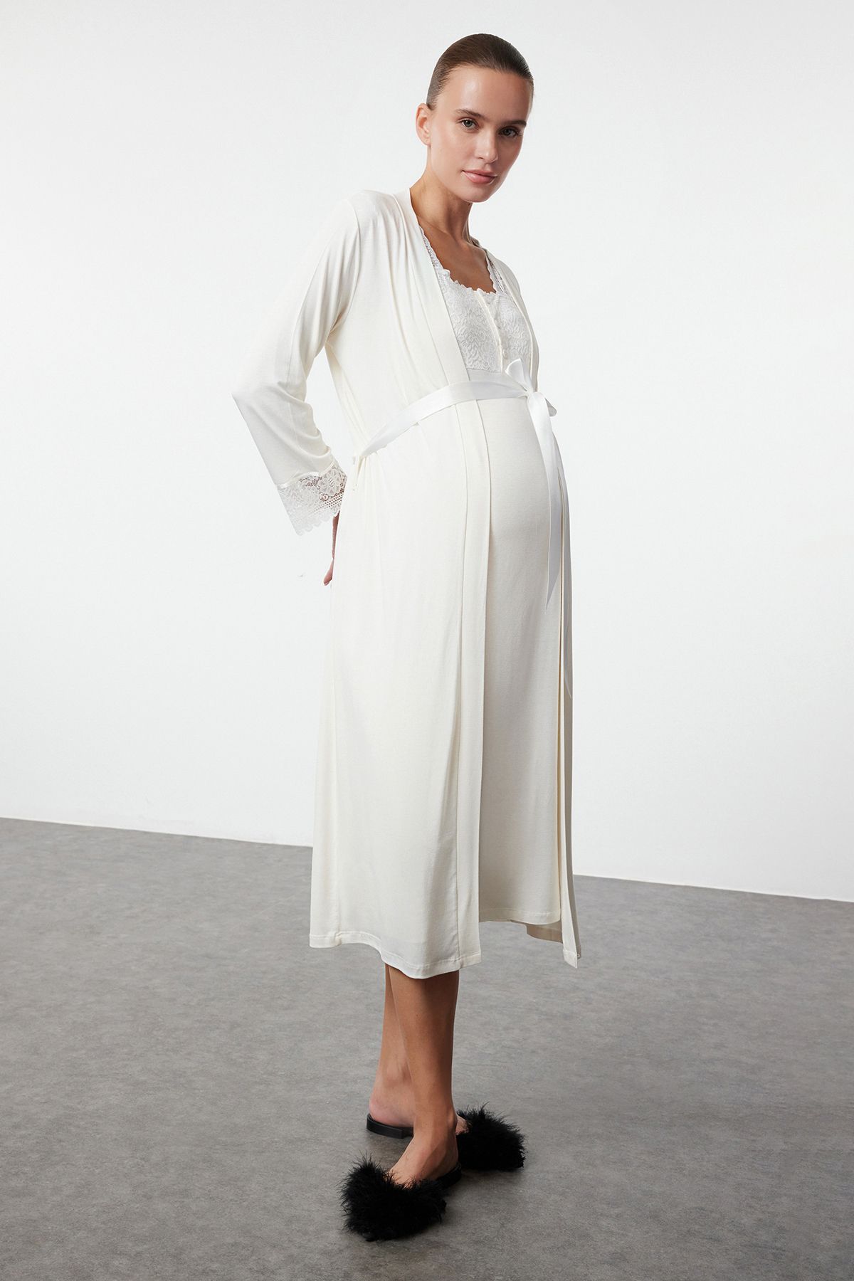 Trendyol Collection-Ecrufarbenes, mit Spitze verziertes, gestricktes Morgenmantel-Nachthemd mit Gürtel, 2er-Set für Schwangere und Schwangere – TBBAW25CH00001 2