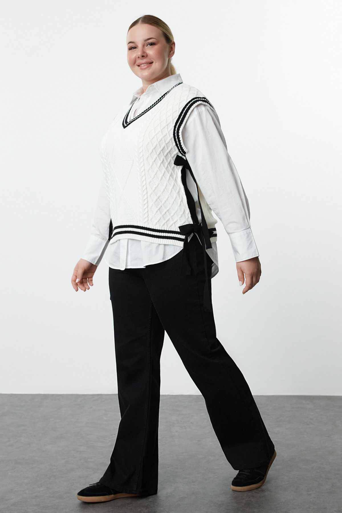 Trendyol Curve Sweter Z Warkoczem Z Włosów W Kolorze Ecru - Wiązany Z Boku Tbbaw25dn00002 Kobieta - XL