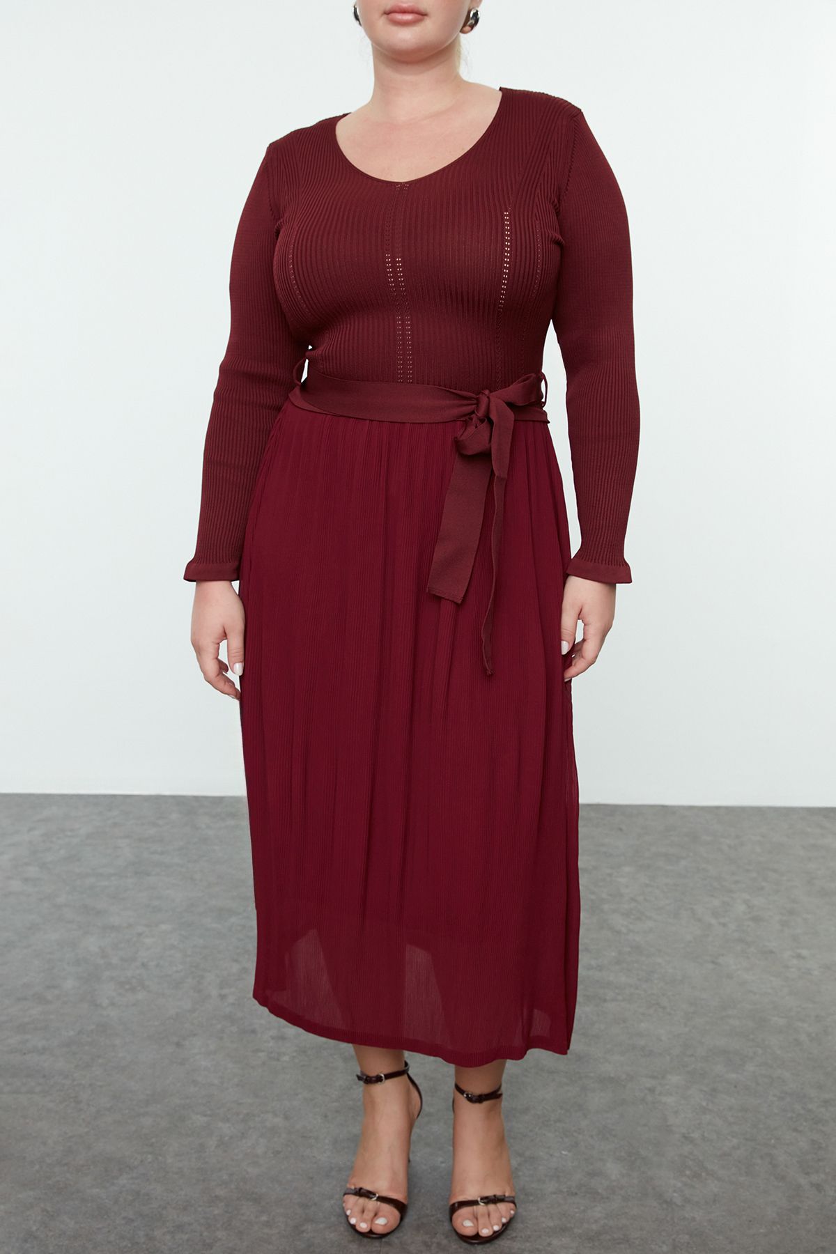 Trendyol Curve-Burgunderrotes Midi-Strickkleid mit Faltenrock - TBBAW25AH00033 3