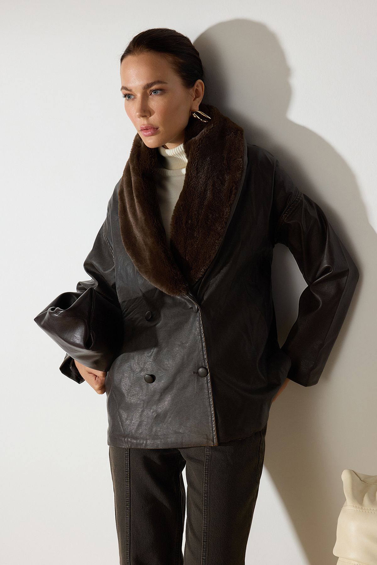 Trendyol Collection-Dunkelbrauner, übergroßer Kunstledermantel mit Pelzbesatz am Kragen TWOAW25MO00145 4