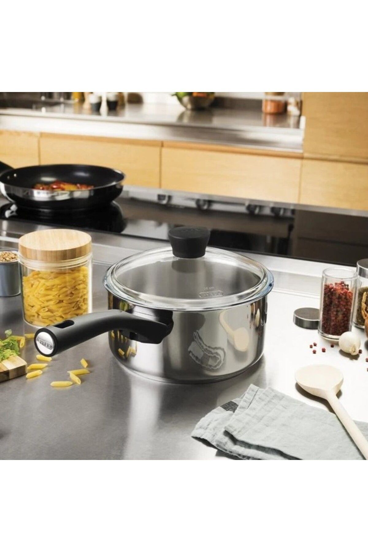 Pyrex-قدر ذو غطاء من Expert Touch مقاس 18 سم 4