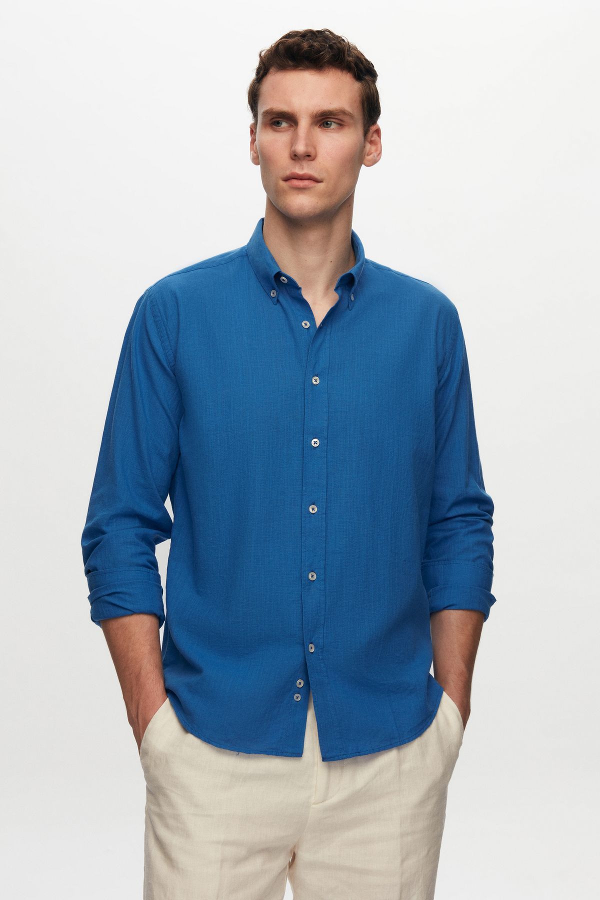 le col à boutons bleus de slim fit saks chemise 100 en lin à paillettes dété