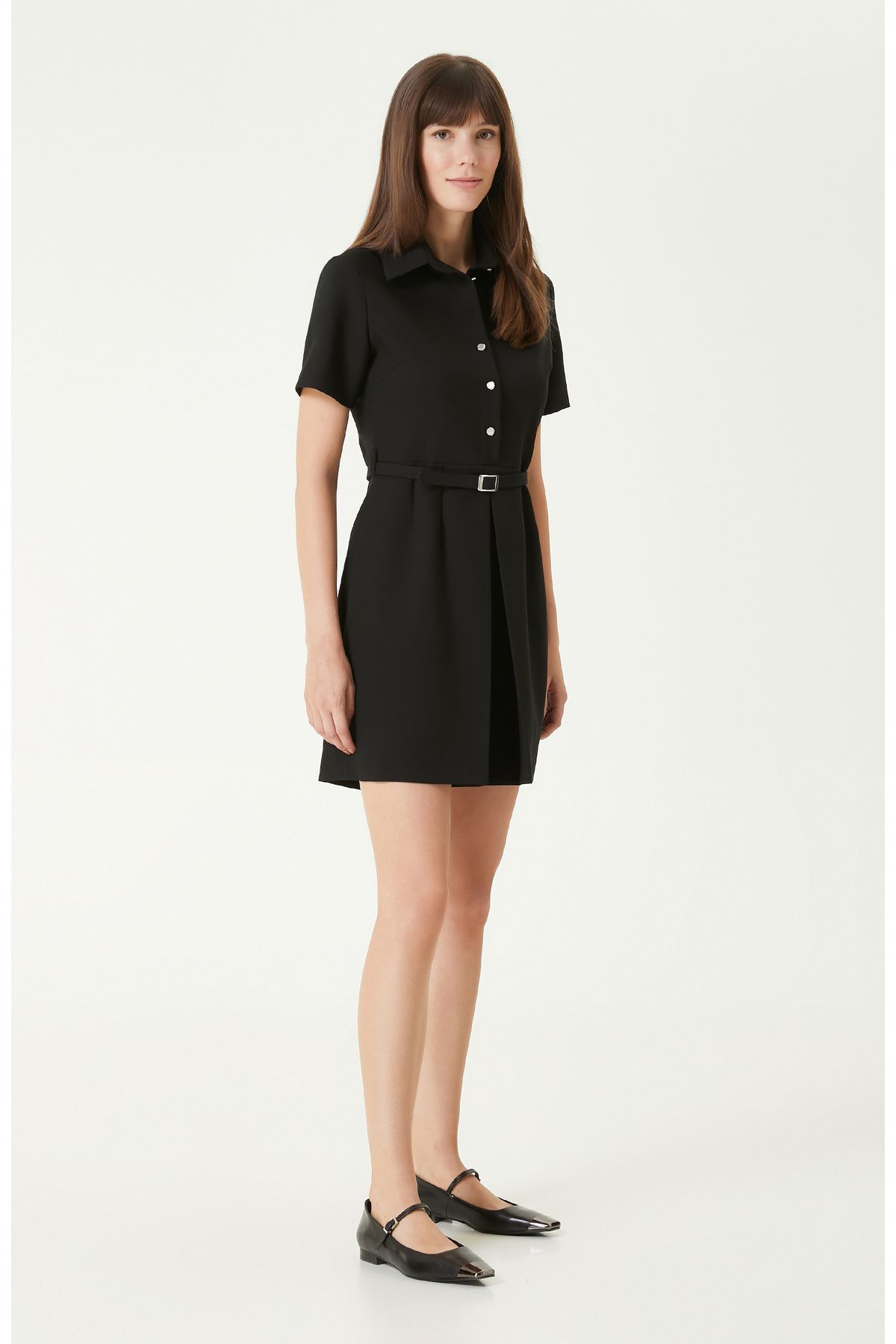 cest une chemise noire avec une ceinture