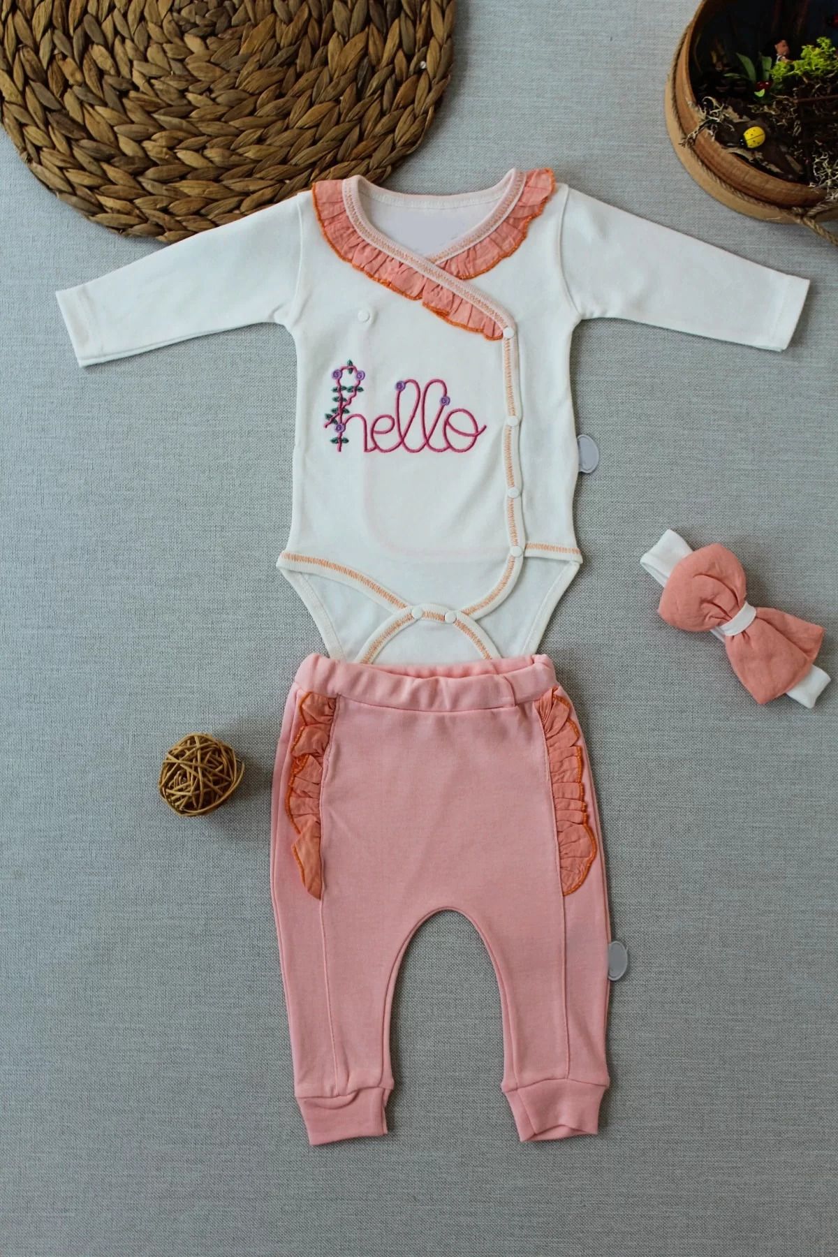 yusuftex Hello Nakışlı Kruvaze Bandanalı Uzun Kollu Zıbınlı 3lü Kız Bebek Takımı Somon