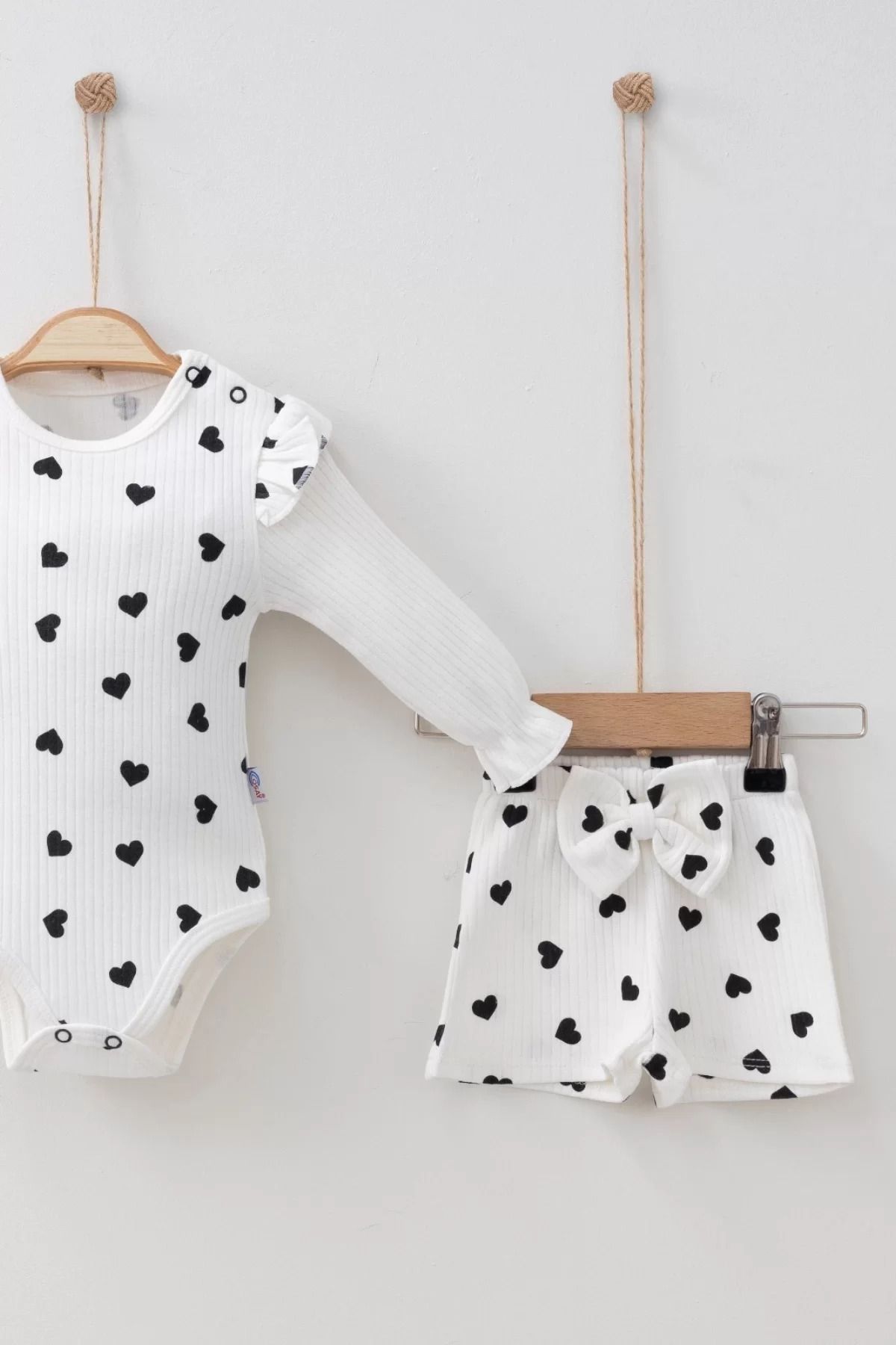 yusuftex Şortlu Kalp Desenli 2'li Kız Bebek Takımı