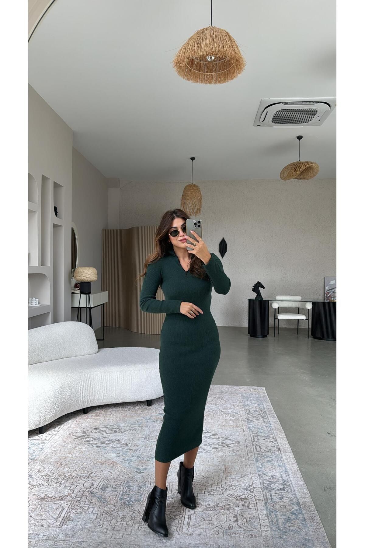 une robe avec une braguette verte