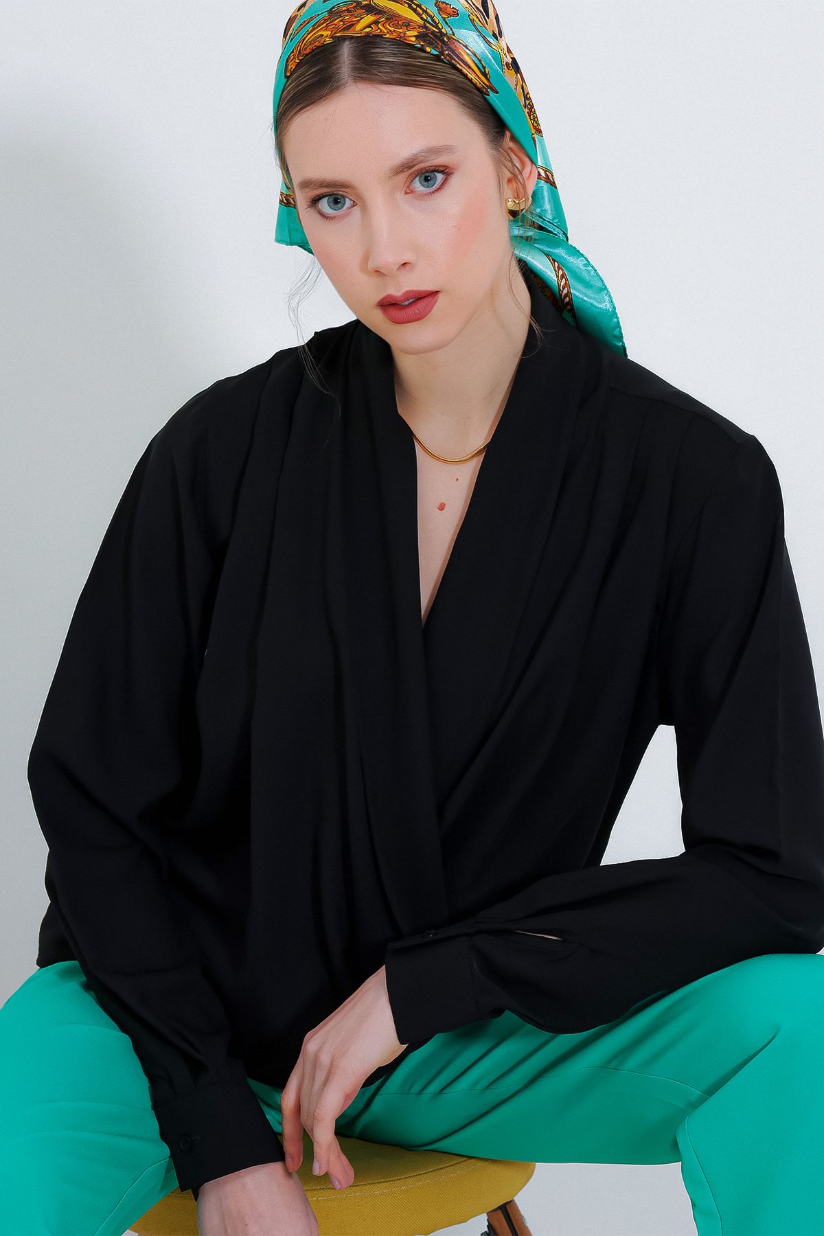 Bigdart-Damenbluse aus fließendem Satin mit zweireihigem Kragen in Schwarz 0492 4