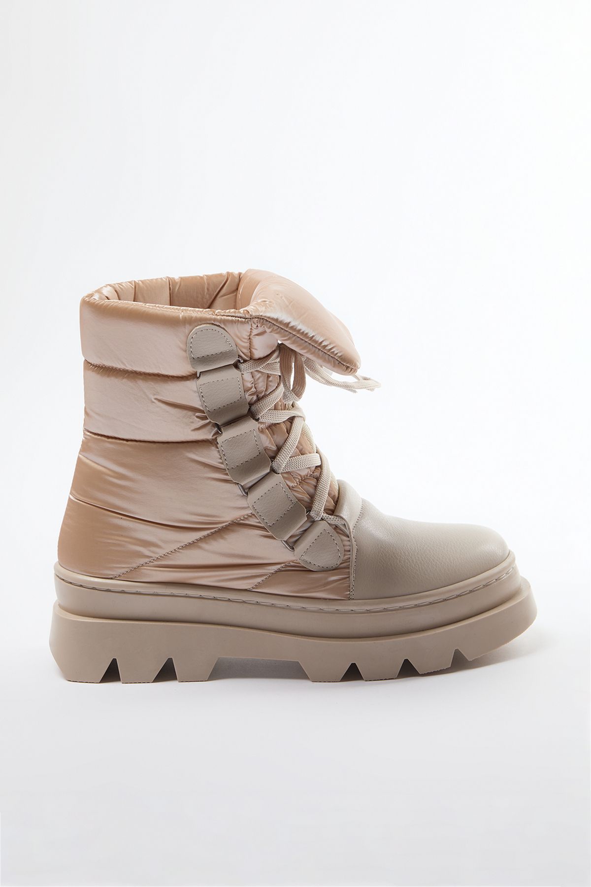 TRENDYOL SHOES-Beigefarbene, mit Pelz gefütterte, kurze Damenstiefel mit flachem Absatz TAKAW25BO00021 5