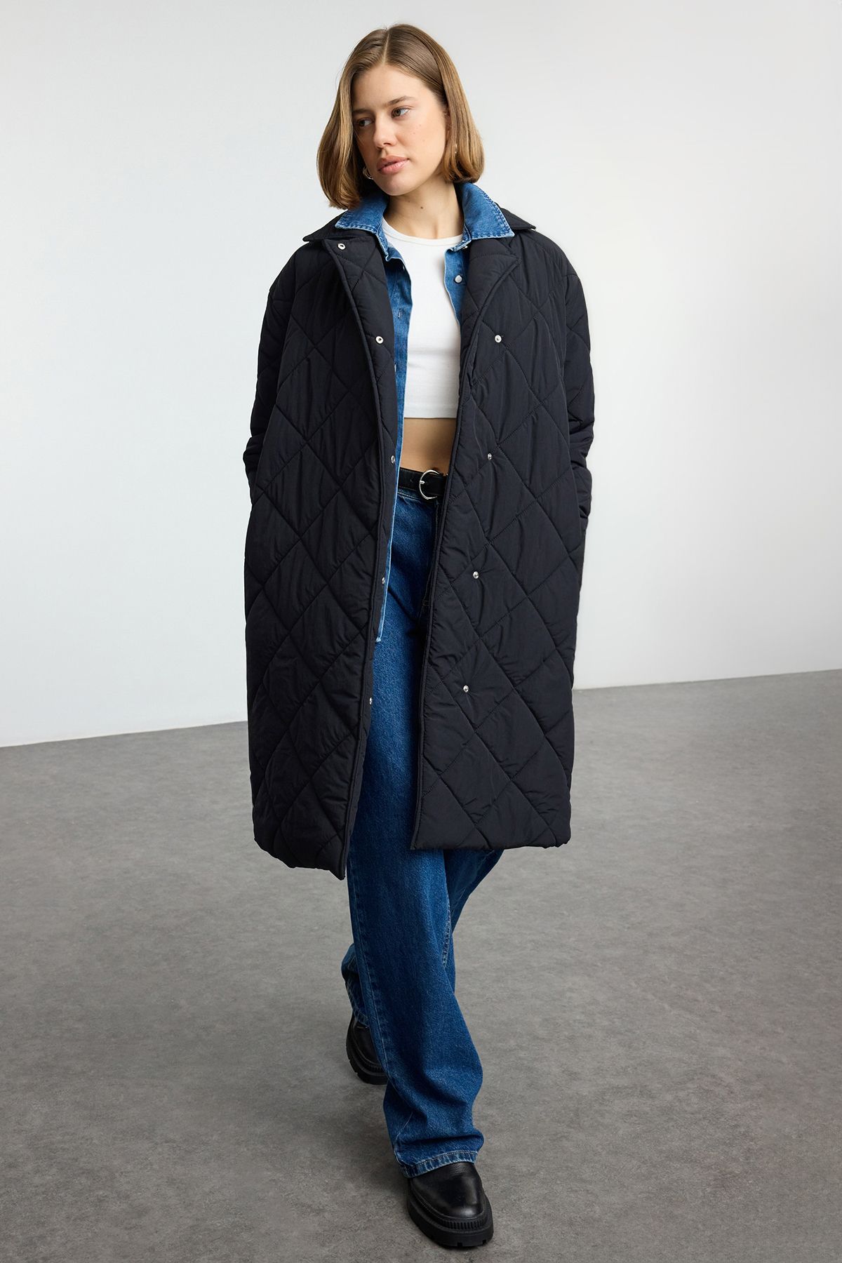 Trendyol Collection Długi Czarny Pikowany Płaszcz - Oversize Z Paskiem, Twoaw25mo00199 Kobieta - XS