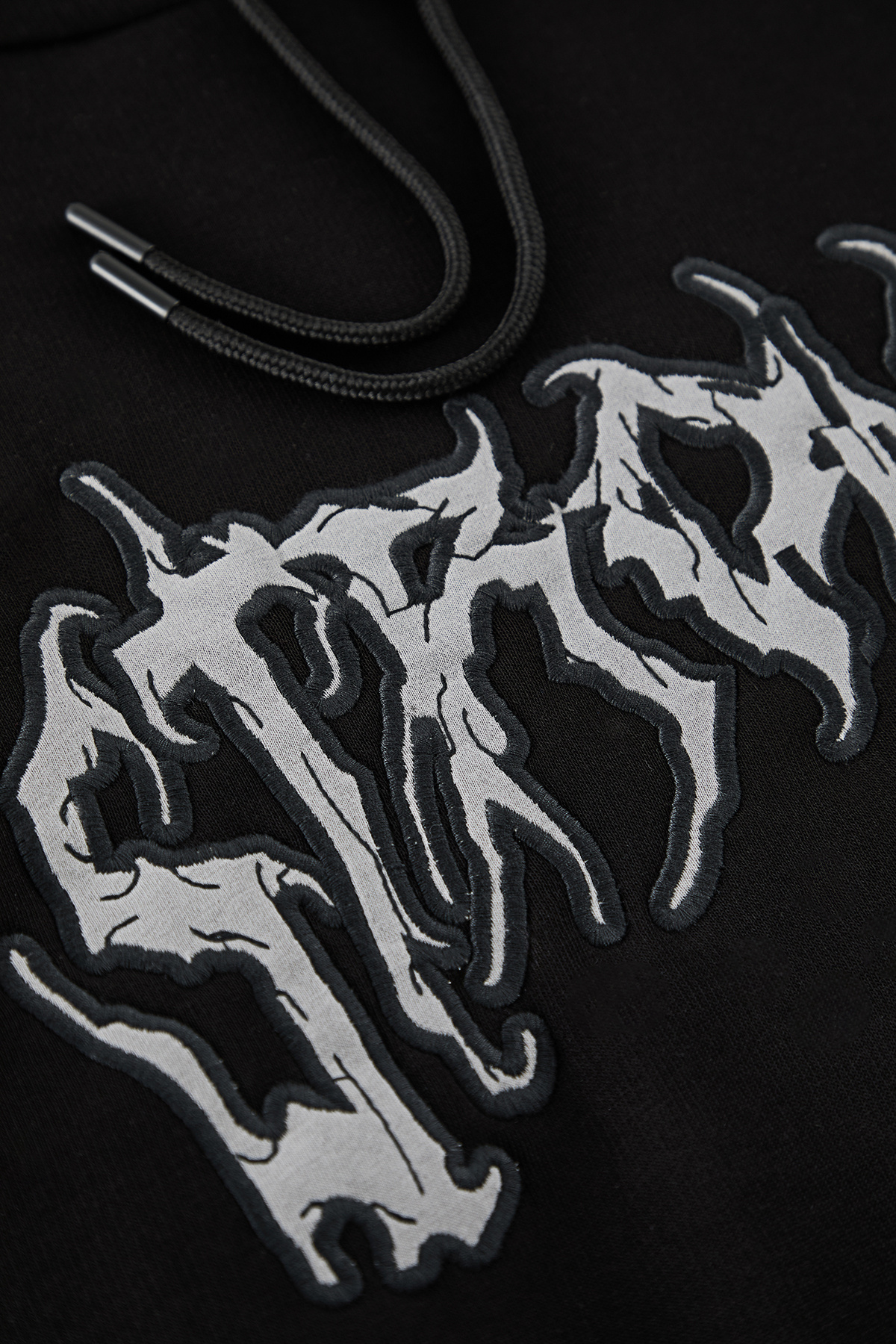 Trendyolmilla  Siyah Oversize/Geniş Kesim İçi Polarlı Kapüşonlu Yazı Nakışlı Sweatshirt TMNAW24SW00029 - Görsel 9