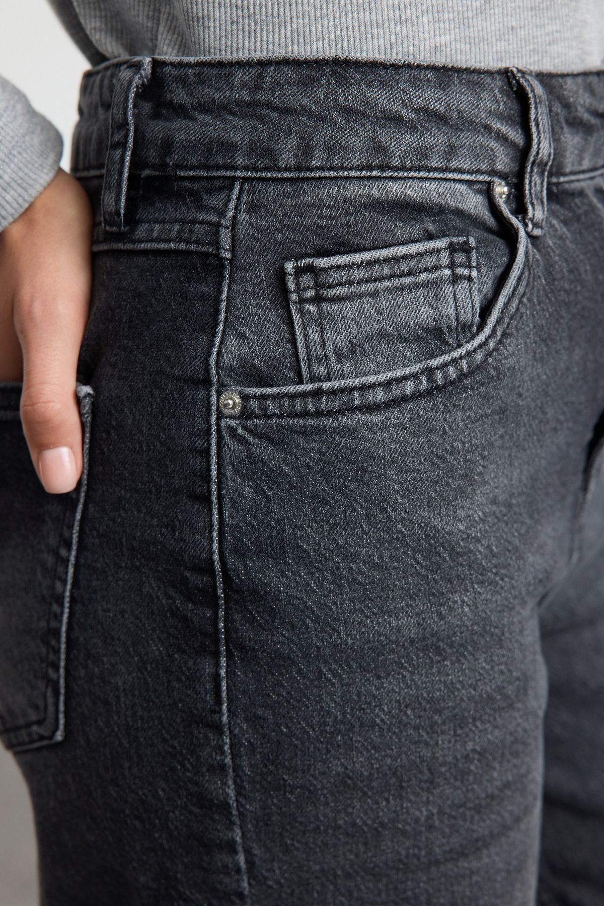 Trendyol Collection-Czarne jeansy mom z wysokim stanem Twoaw25Je00268 4
