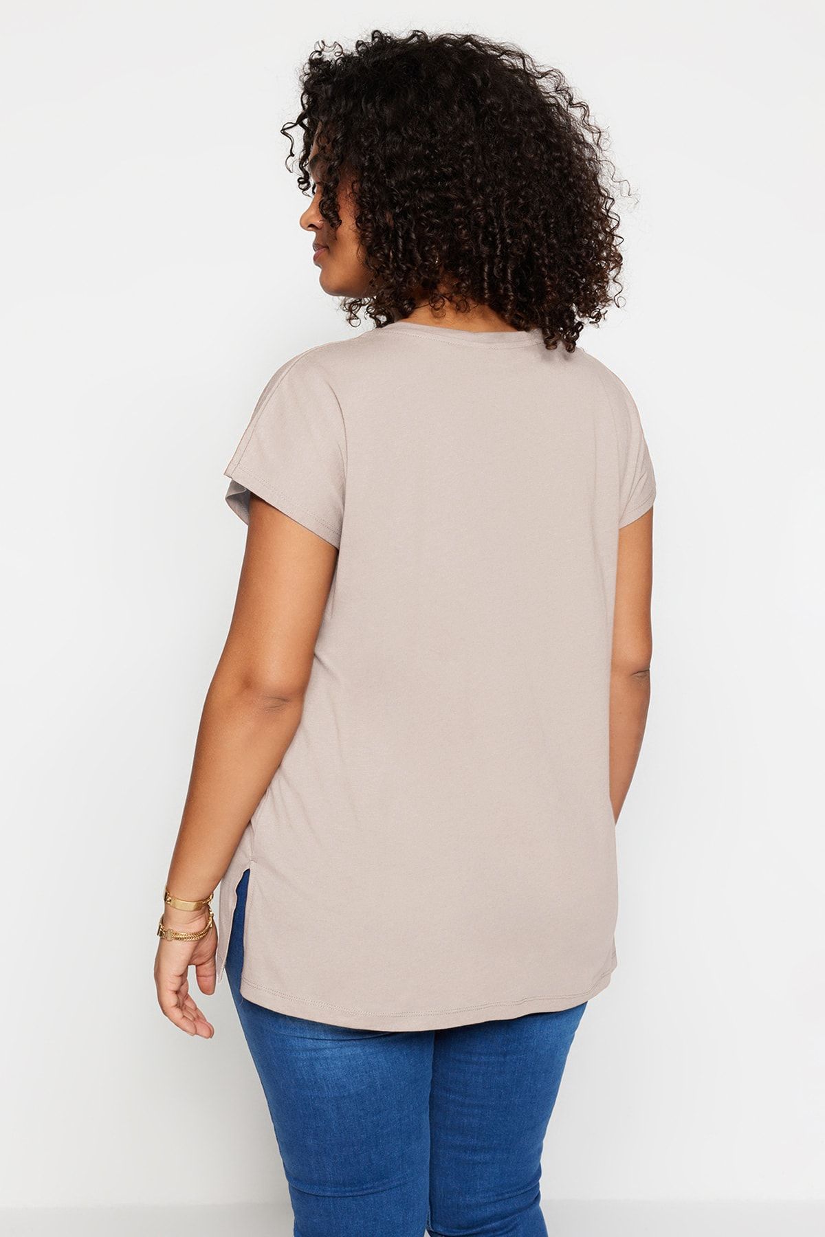 Trendyol Curve-Nerzfarbenes Boyfriend-T-Shirt aus Baumwolle mit V-Ausschnitt - TBBSS22BF0036 5