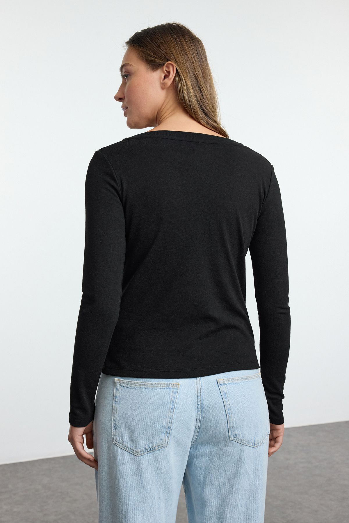 Trendyol Collection-Bluzka z dzianiny w kolorze czarnym z dekoltem w serek - regularny krój Twoaw25Bz00195 5