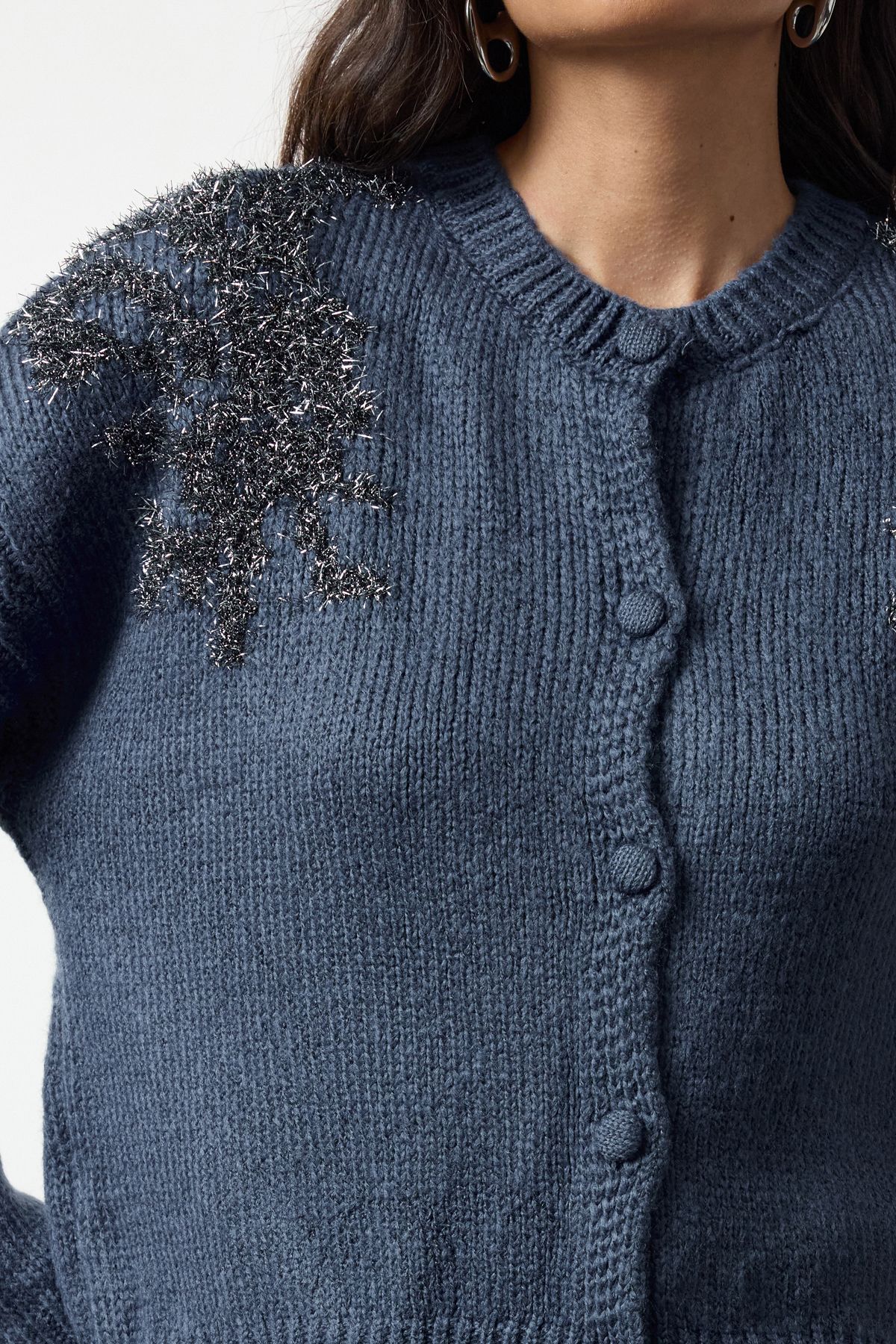 Trendyol Collection-Indigo Glitter Vyšívané měkké texturované oversize pletené cardigan - Twoaw25Hi00005 4