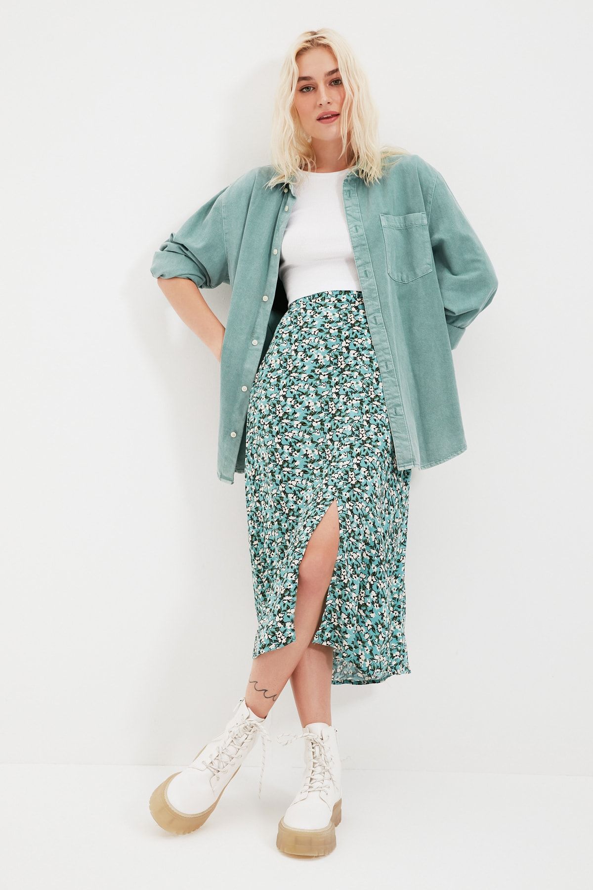 Trendyol Collection-Grüner gewebter Midirock aus Viskosestoff mit Schlitzdetail und Blumenmuster TWOSS20ET0230 7