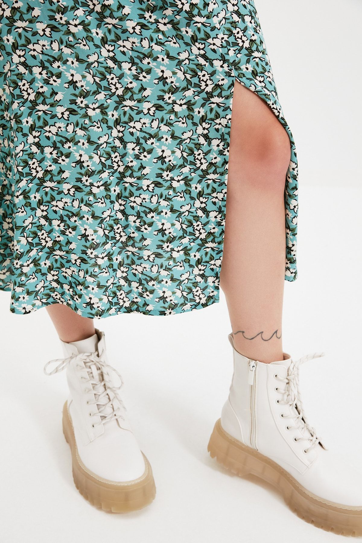 Trendyol Collection-Grüner gewebter Midirock aus Viskosestoff mit Schlitzdetail und Blumenmuster TWOSS20ET0230 9