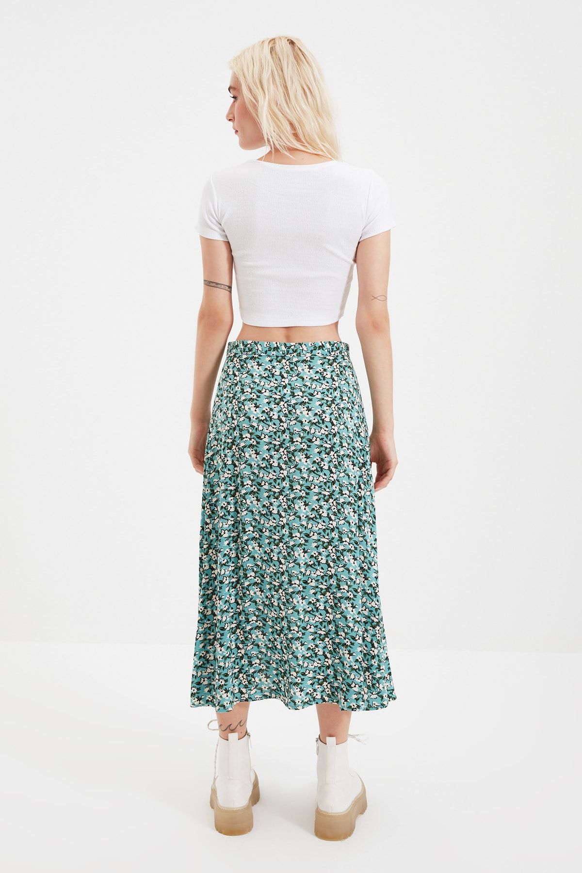 Trendyol Collection-Grüner gewebter Midirock aus Viskosestoff mit Schlitzdetail und Blumenmuster TWOSS20ET0230 10