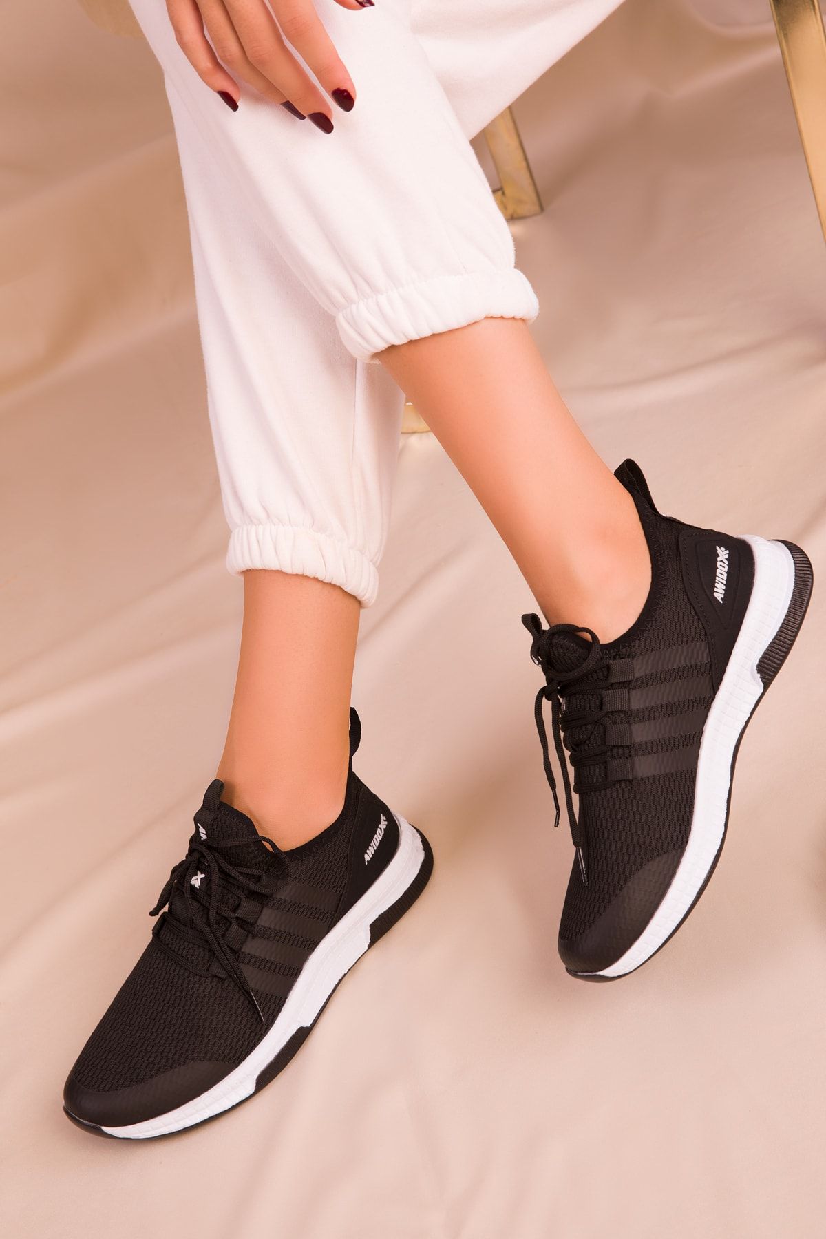 کفش کتونی سیاه سفید زنانه سوهو Soho