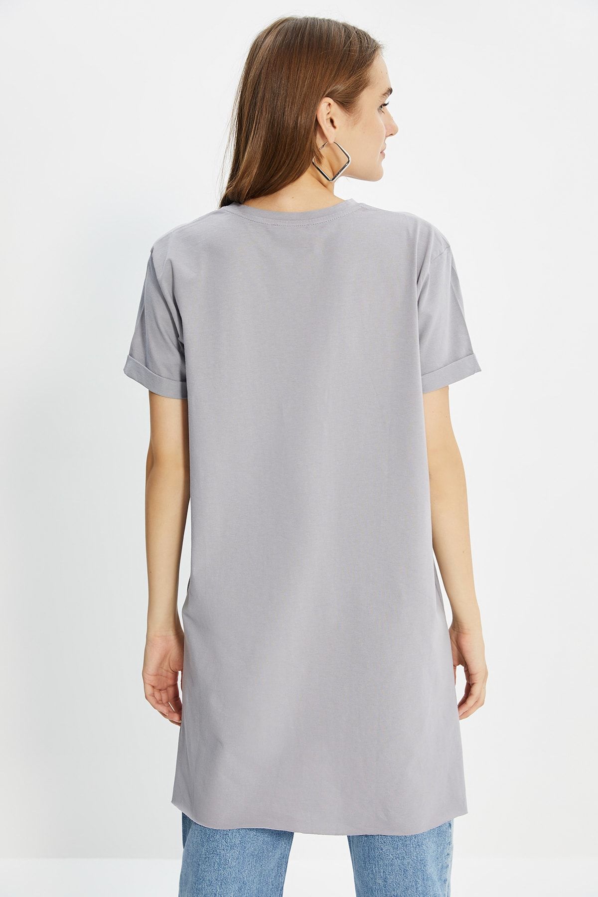 Trendyol Modest-Podstawowa szara koszulka z pojedynczego dżerseju - 100% bawełny, krótki rękaw i rozcięcie TCTSS21TN0056 2