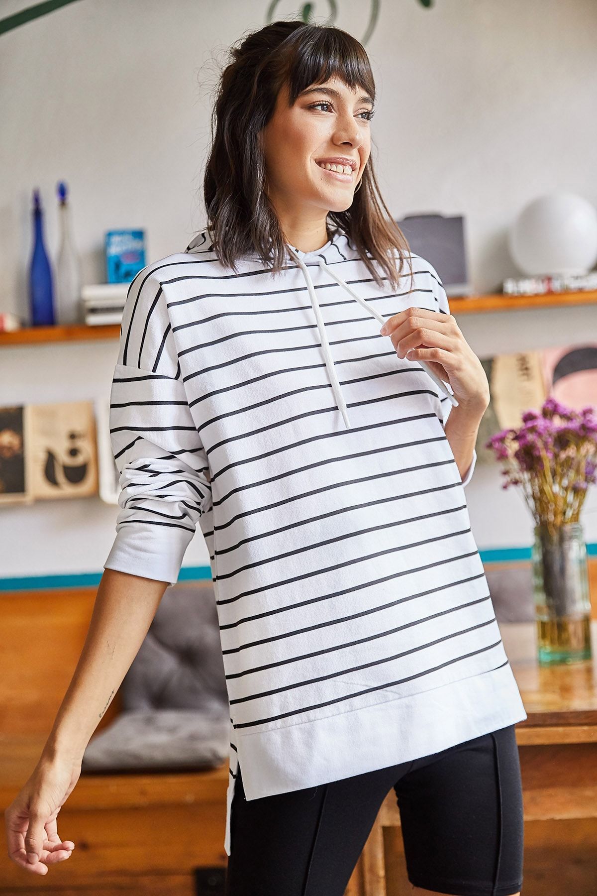 Olalook-Weißes Damen-Sweatshirt mit Kapuze, Streifen und Seitenschlitz SWT-19000410 5