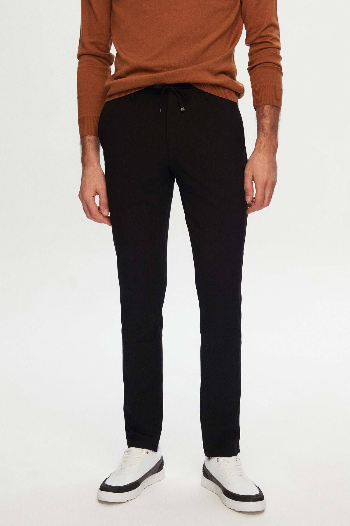 un pantalon de jogger de lykran avec des lacets à la ceinture noire