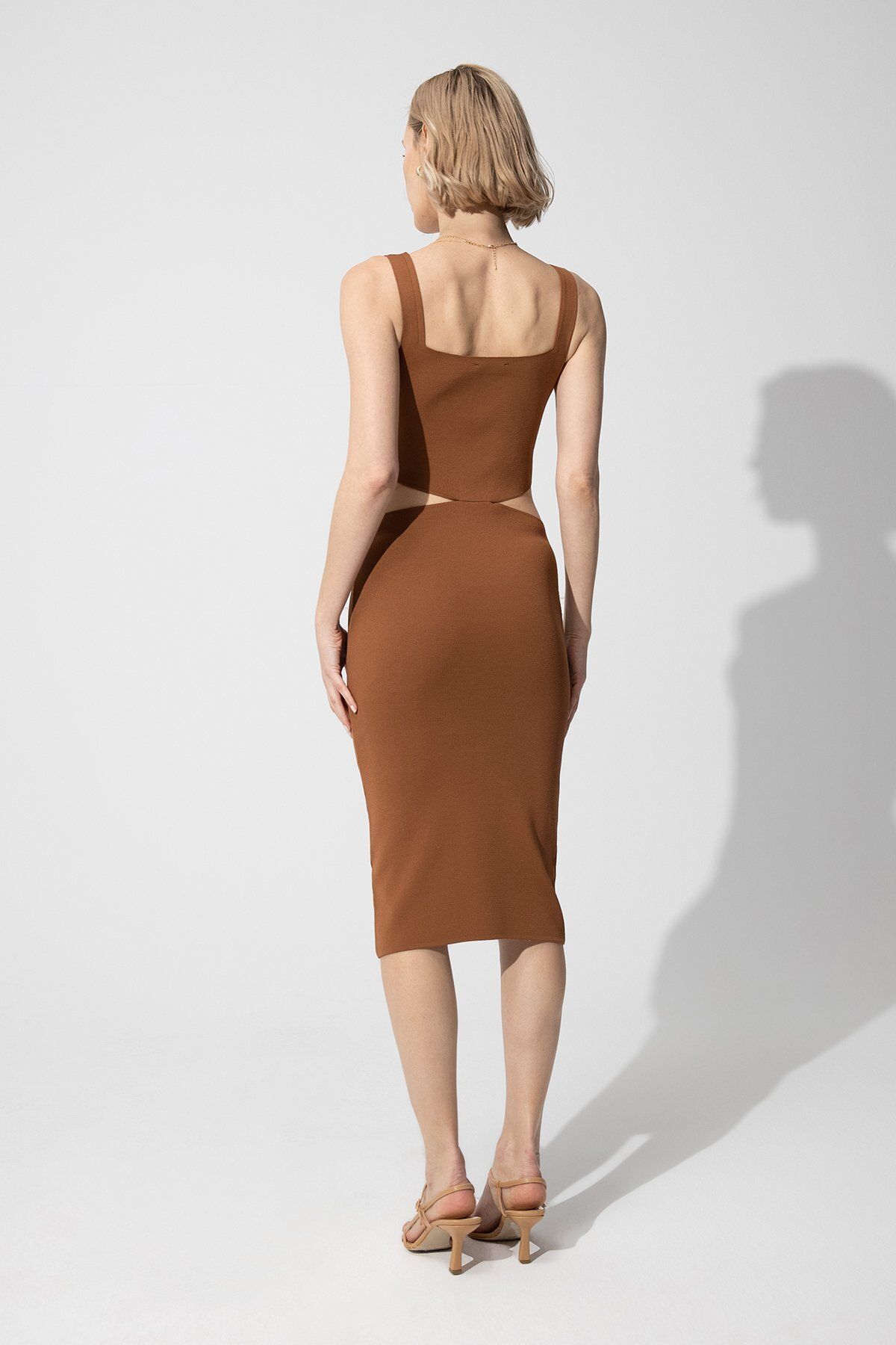 SHERIN-Rochie de tricot midi maro decoltat 4