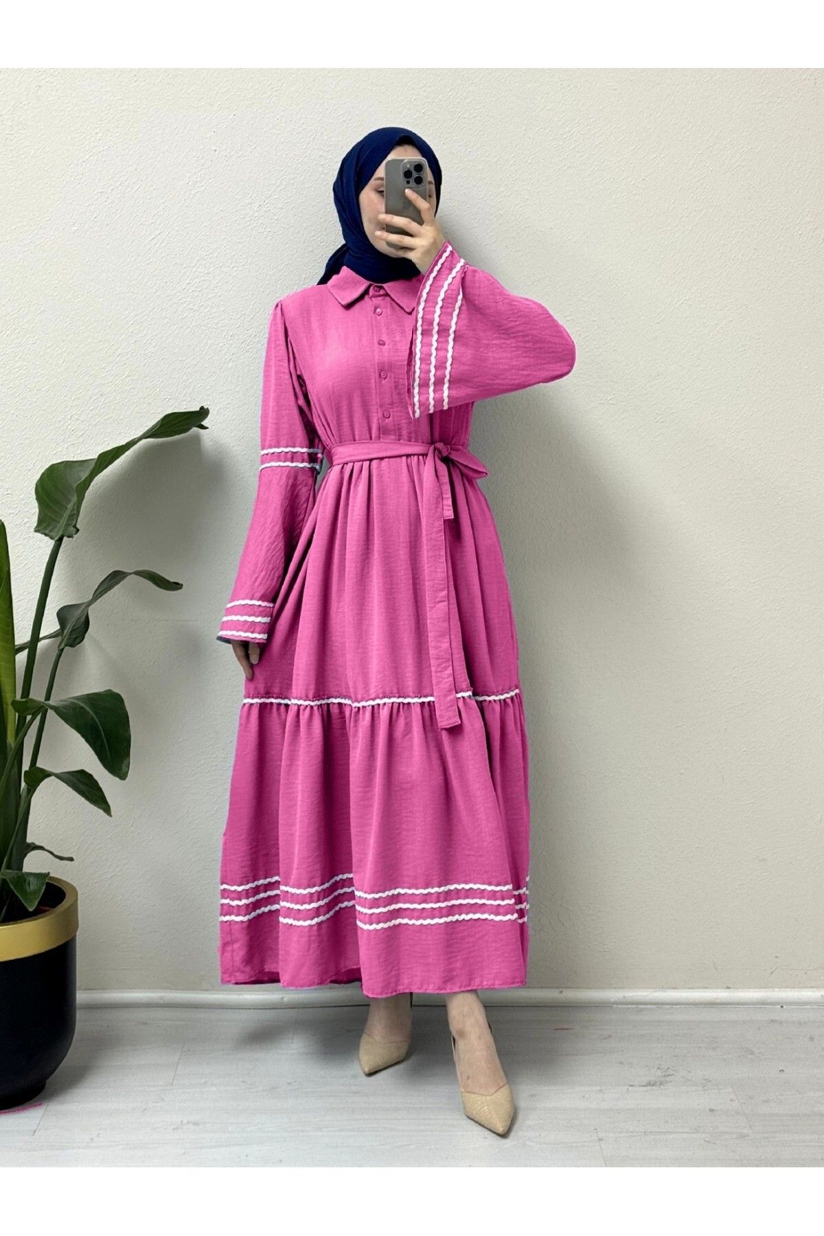 Modamorfo-Gesticktes, fragmentiertes Kleid mit Ärmeln und Saum – Fuchsia 3