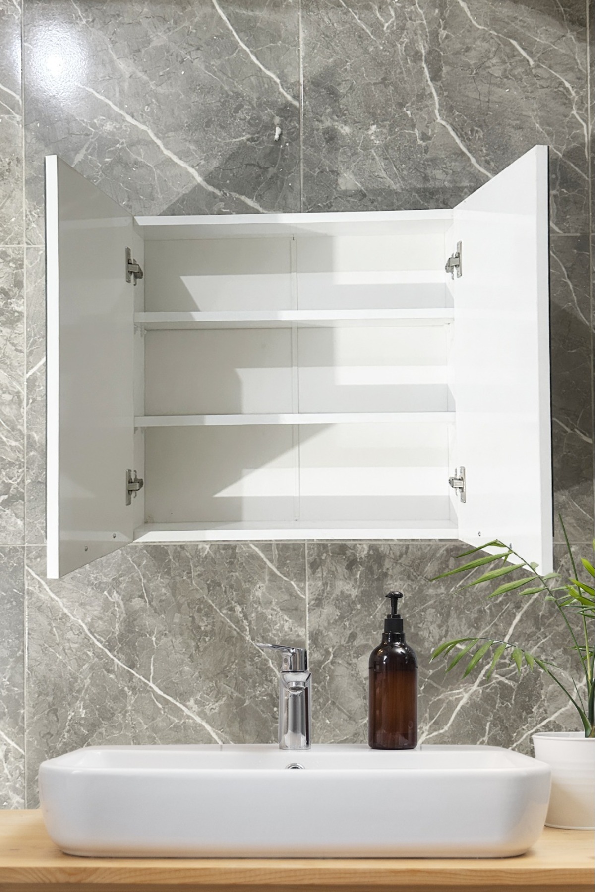 Muhteşem Aynalı Banyo Dolabı modeli dekorasyonu