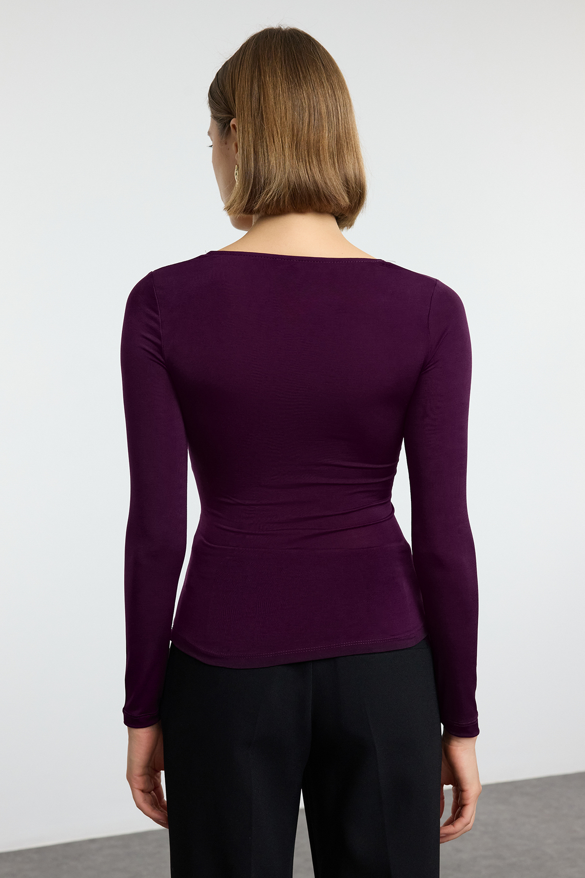 Trendyol Collection Pružná pletená halenka s dlouhým rukávem ve švestkové barvě – detail závěsu, vypasovaná TWOAW25BZ00247